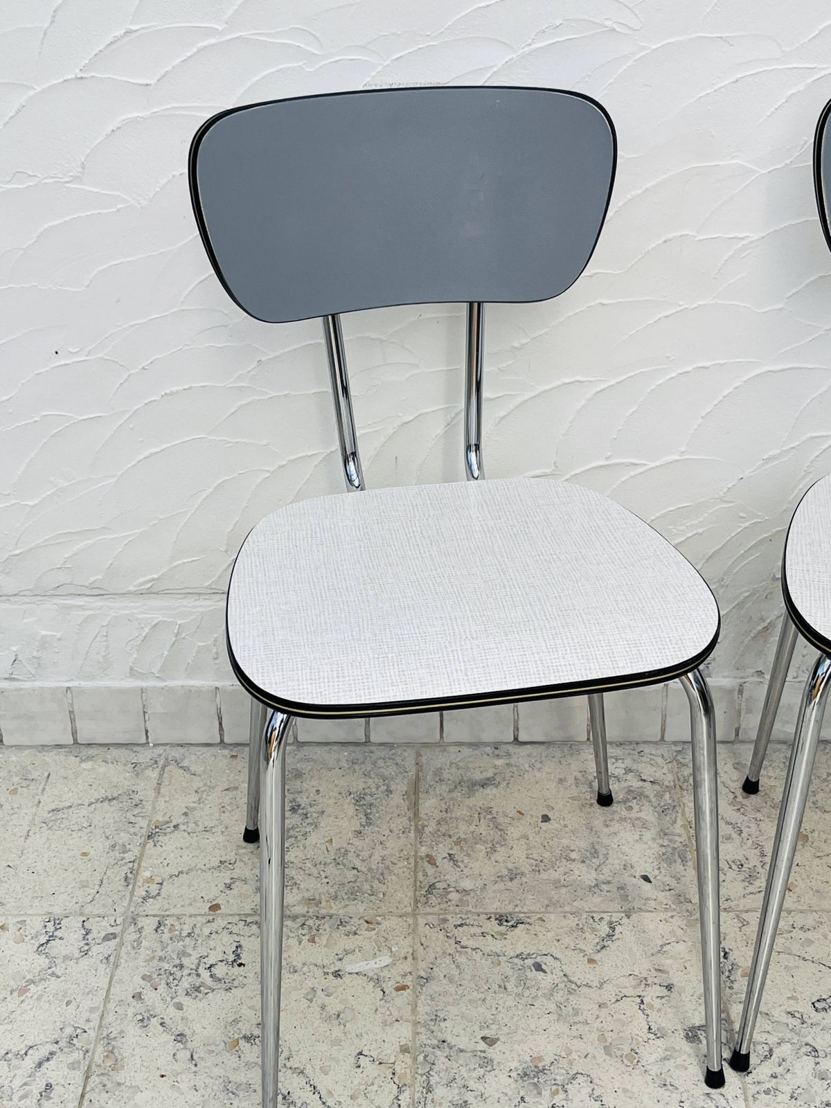 Set van twee vintage stoelen in grijs en chroom Formica photo for sale