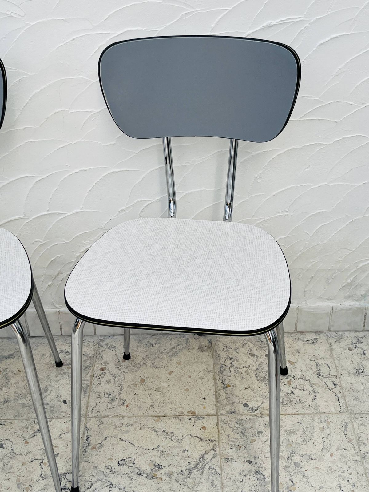 Set van twee vintage stoelen in grijs en chroom Formica photo Meubels