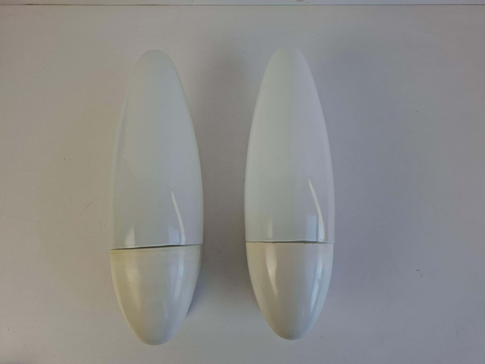 photo for sale Paar Tsjechoslowaakse melkglazen en bakeliet wandlampen uit de jaren 1960 – Space Age