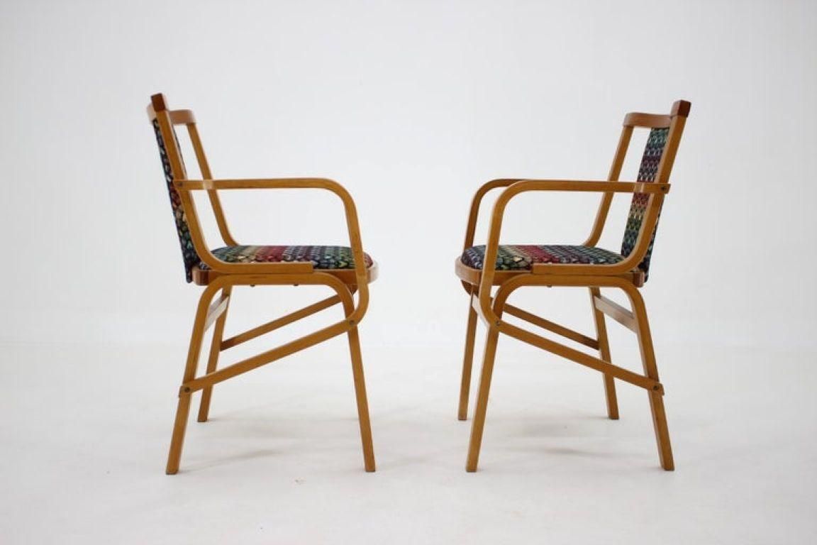 Set van twee zeldzame Tsjechoslowaakse gebogen houten fauteuils uit de jaren 1970 van TON, met kleurrijk patroon photo vinterior