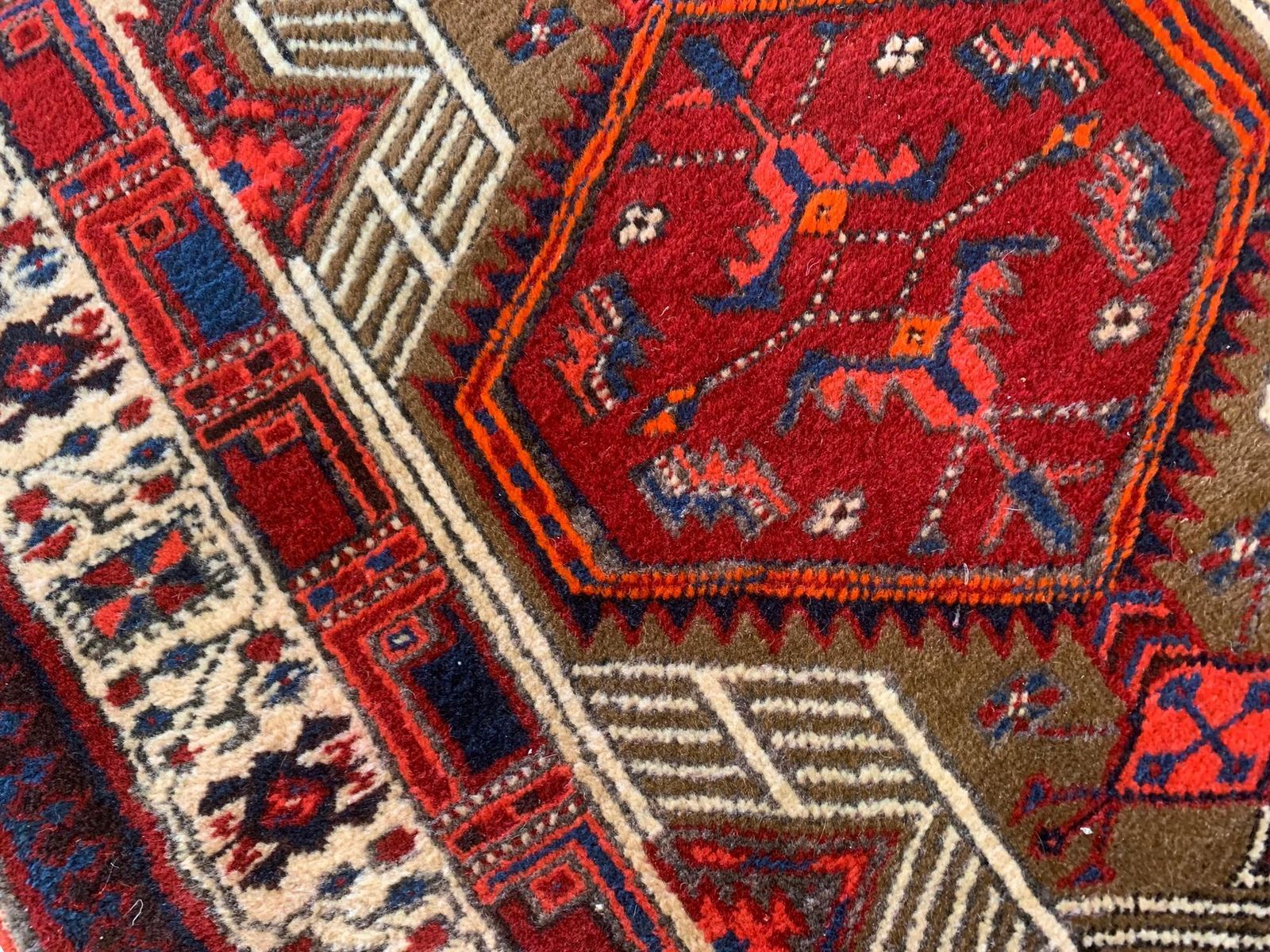 Handgemaakt loperkleed, geometrisch oosters motief, rood wollen tapijt photo vinterior