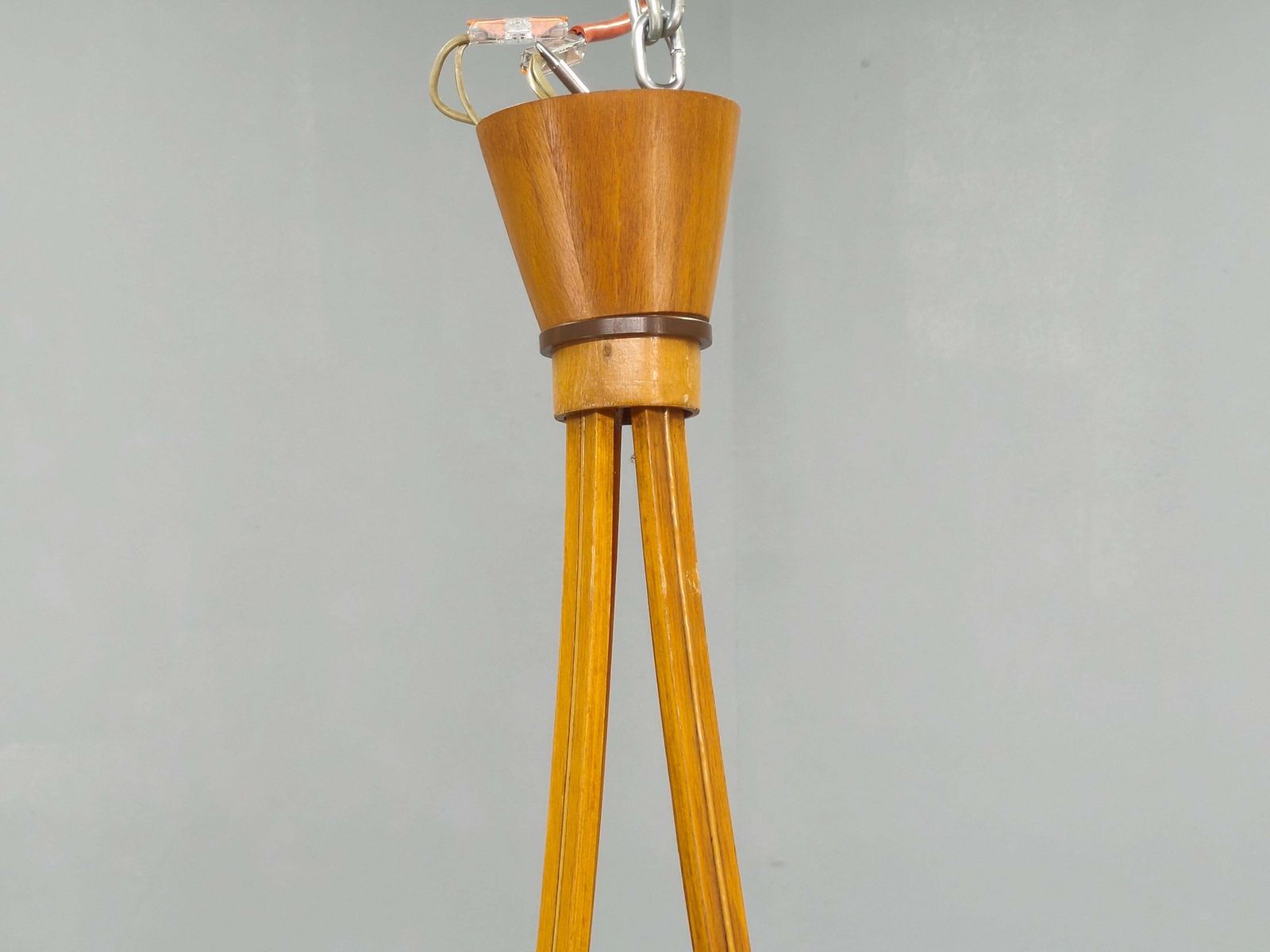 Paire de lustres mid-century modern en bois et verre par Dřevo Humpolec, Tchécoslovaquie photo vintage