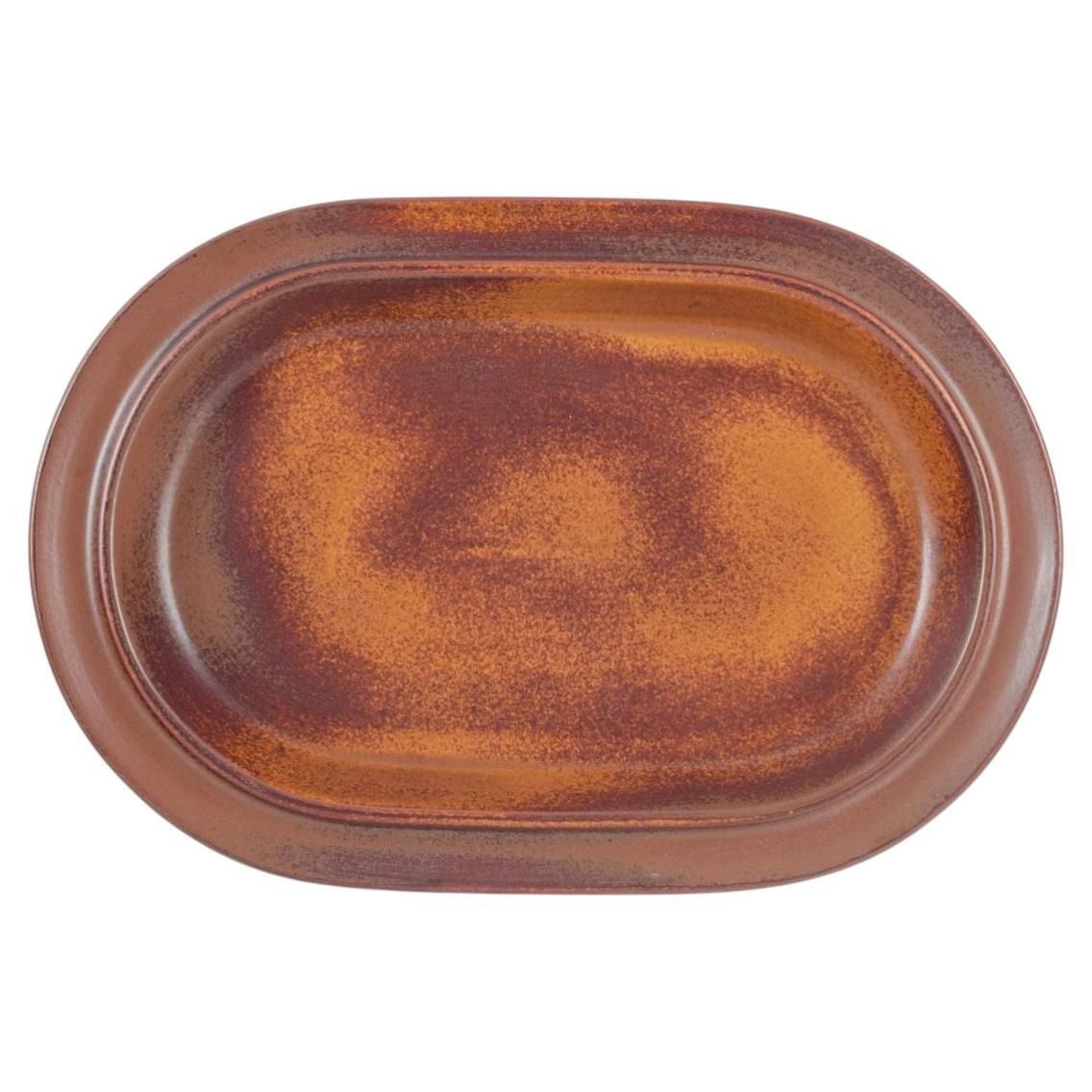 Plat de service ovale en grès Ulla Procopé pour Arabia, Finlande, années 1970.