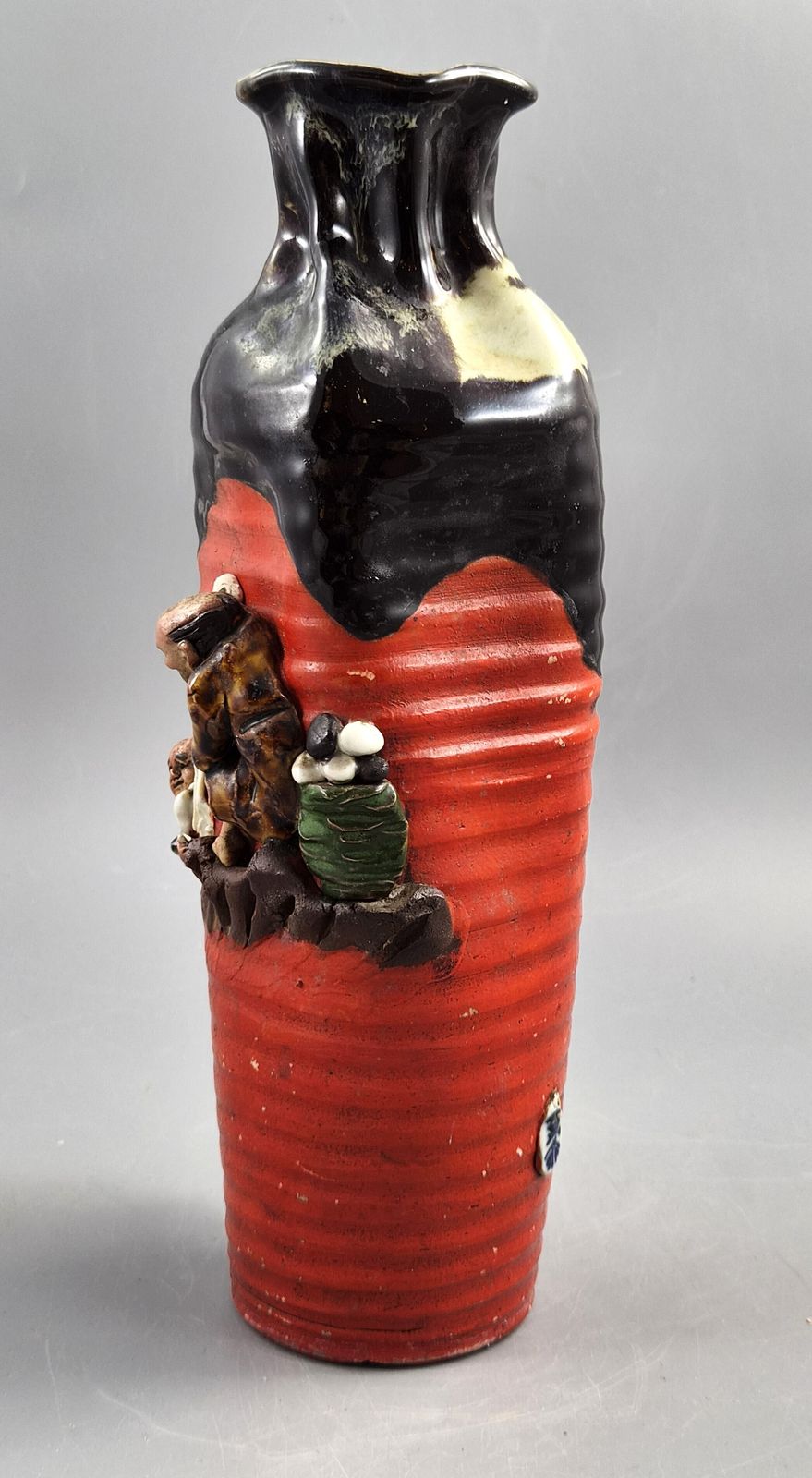Hoge Japanse Sumida Gawa-vaas van Inoue Ryōsai, wijzen op een klif, Meiji-Taishō ca. 1900 photo furniture