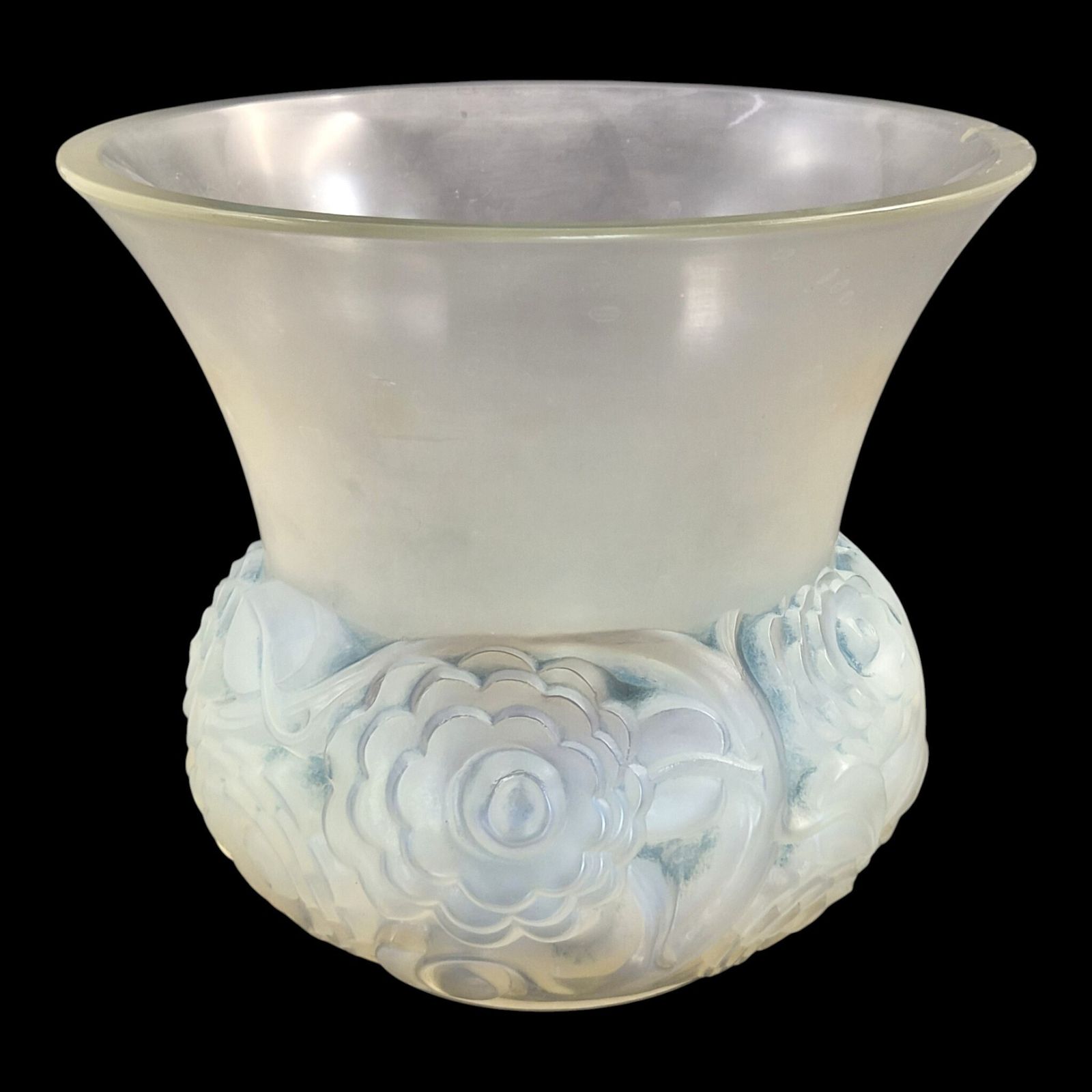 Franse Lalique "Renoncules" Opalescent Glazen Vaas, Midden 20e Eeuw photo furniture