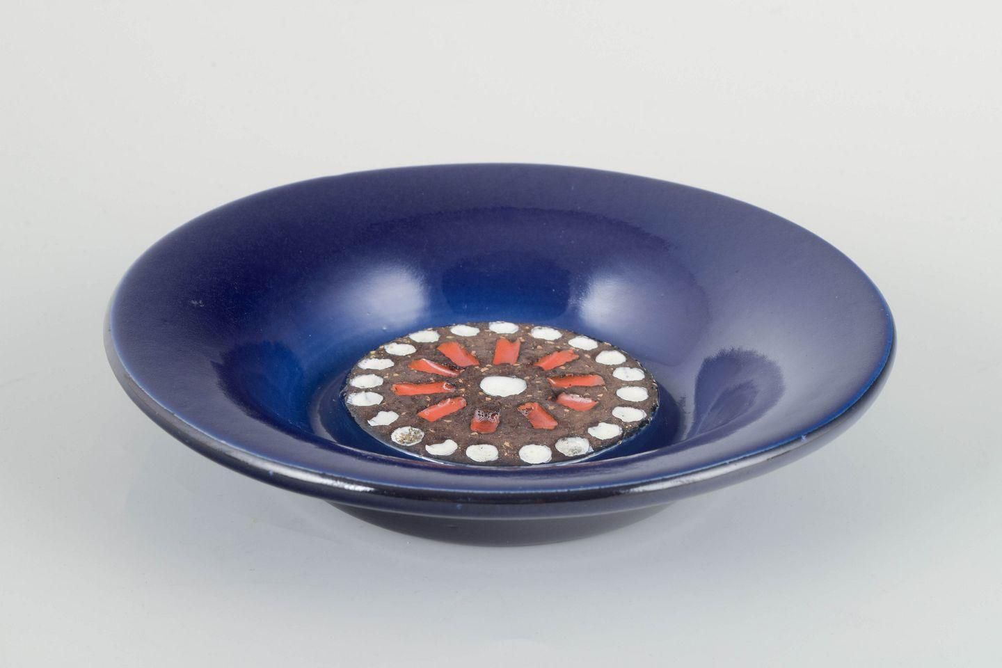 Plat en céramique à décor en relief mosaïque Mari Simmulson pour Upsala Ekeby, vers les années 1960 photo furniture