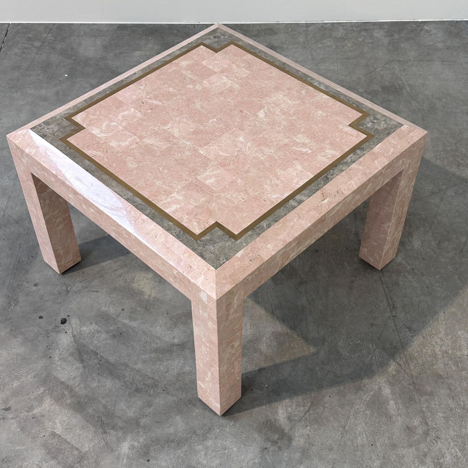 Postmoderne salontafel van roze marmer met messing inleg, Italië, jaren 1980 photo vinterior