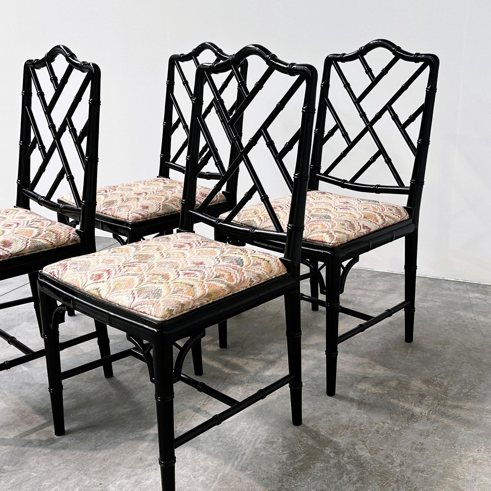 photo furniture Set van 4 faux bamboe eetkamerstoelen in zwart lak, Hollywood Regency-stijl, jaren 1980