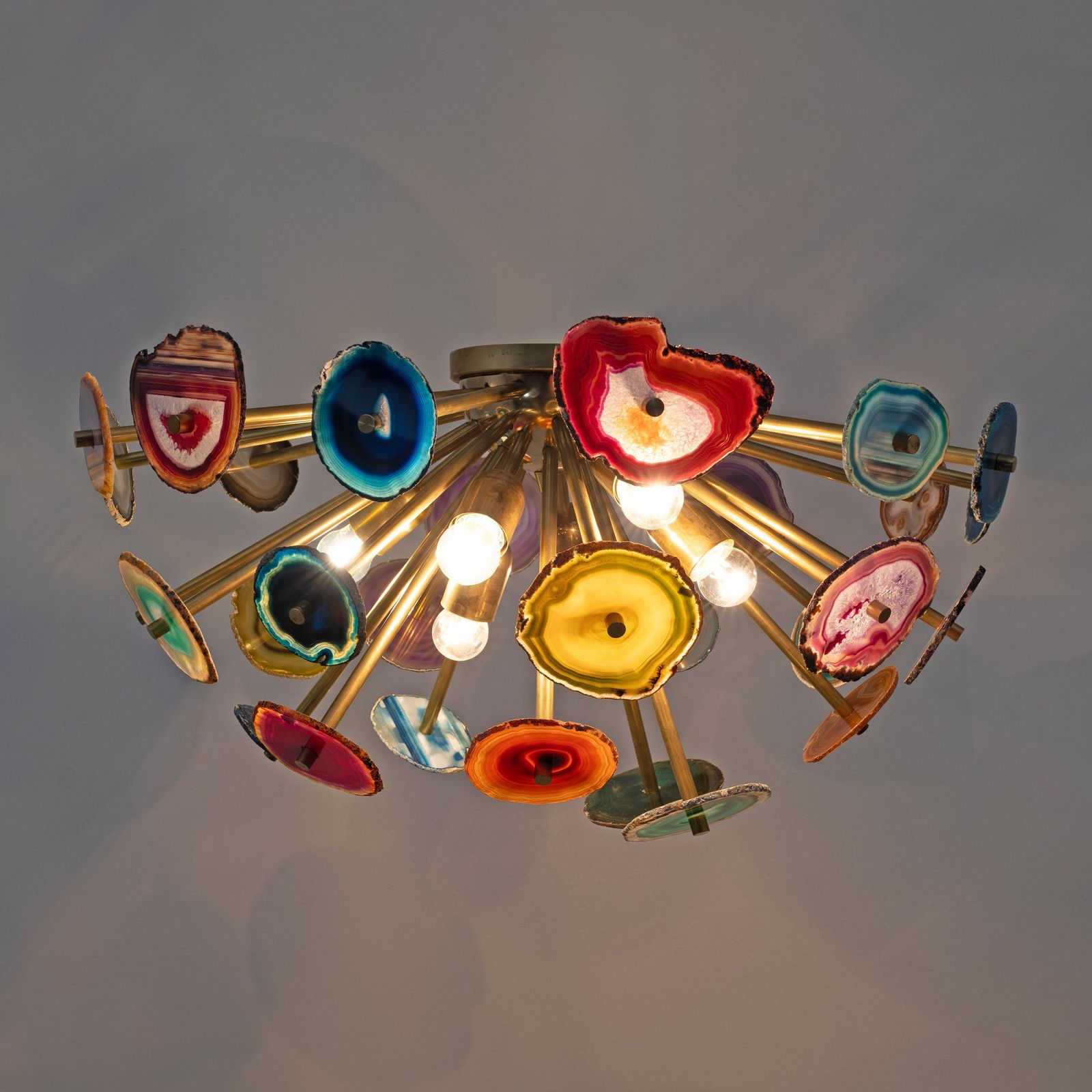 Italiaans ontworpen "Sputnik" plafondlamp met agaatsteensecties en messing photo for sale