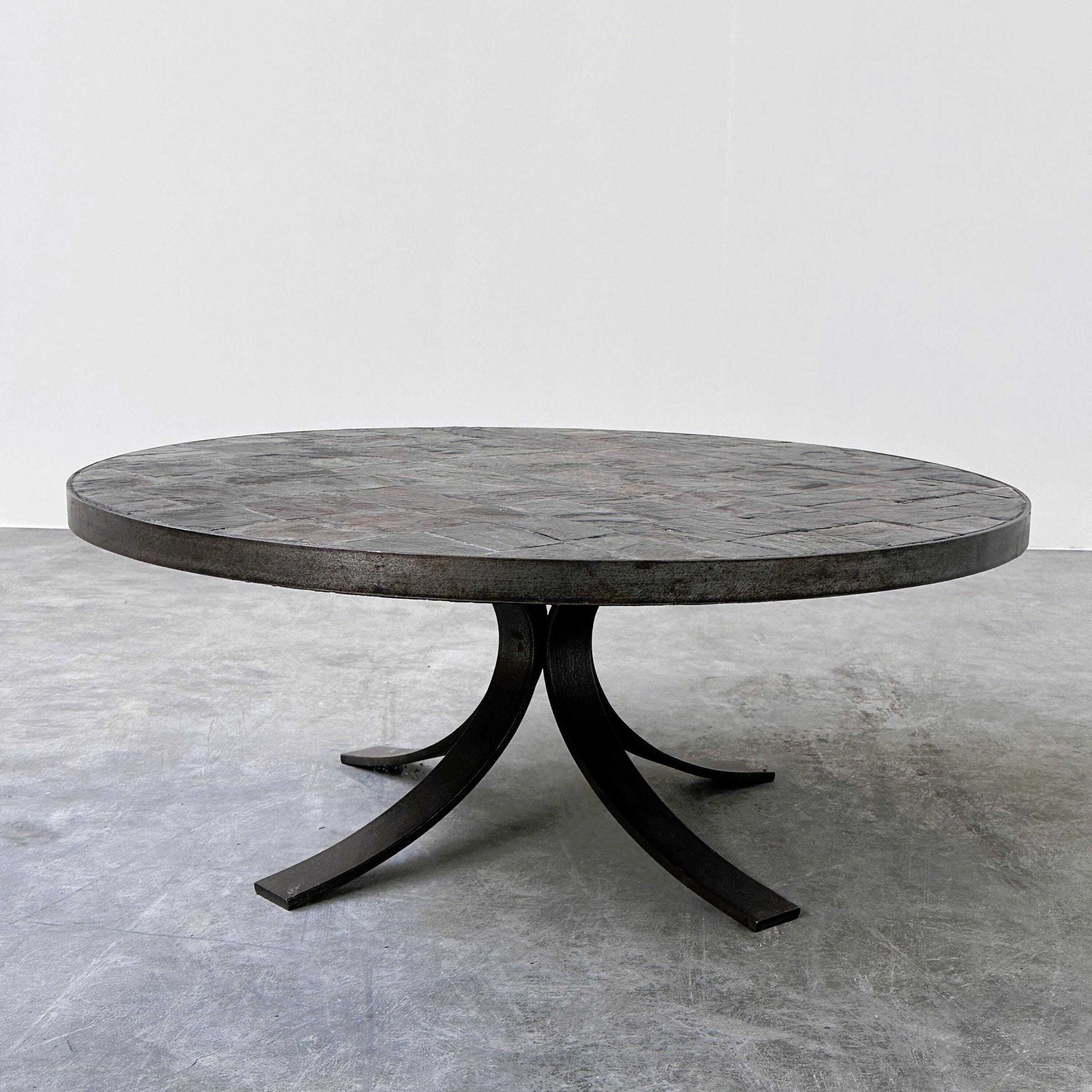 Ronde salontafel met leisteen mozaïek en sculptuurachtig metalen onderstel, jaren 1970 photo vintage
