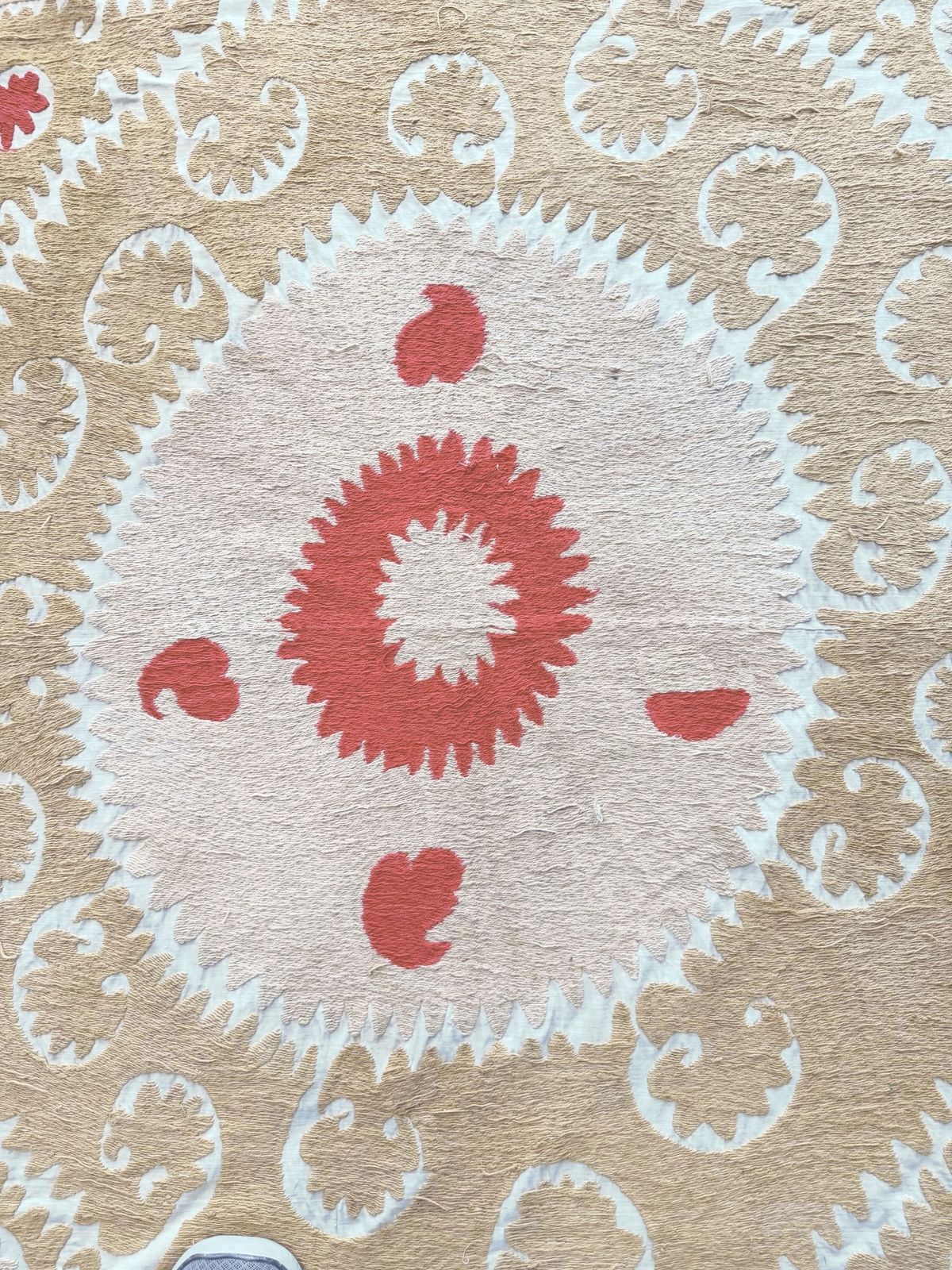 Suzani vintage brodé, tons neutres beige, Asie, 130 x 153 cm photo vintage