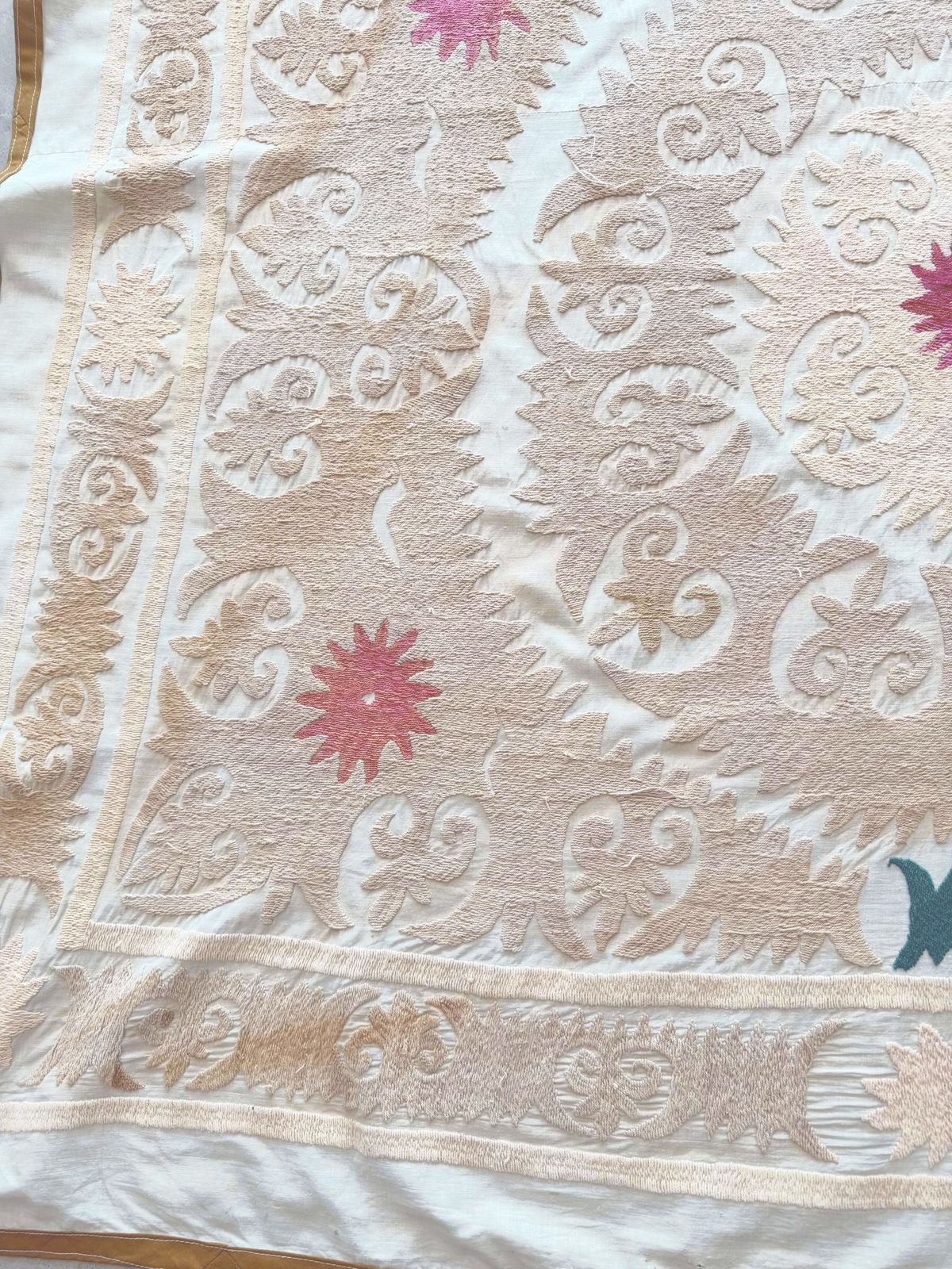 Textiles Suzani mural vintage, broderie années 1960, 128 x 153 cm photo