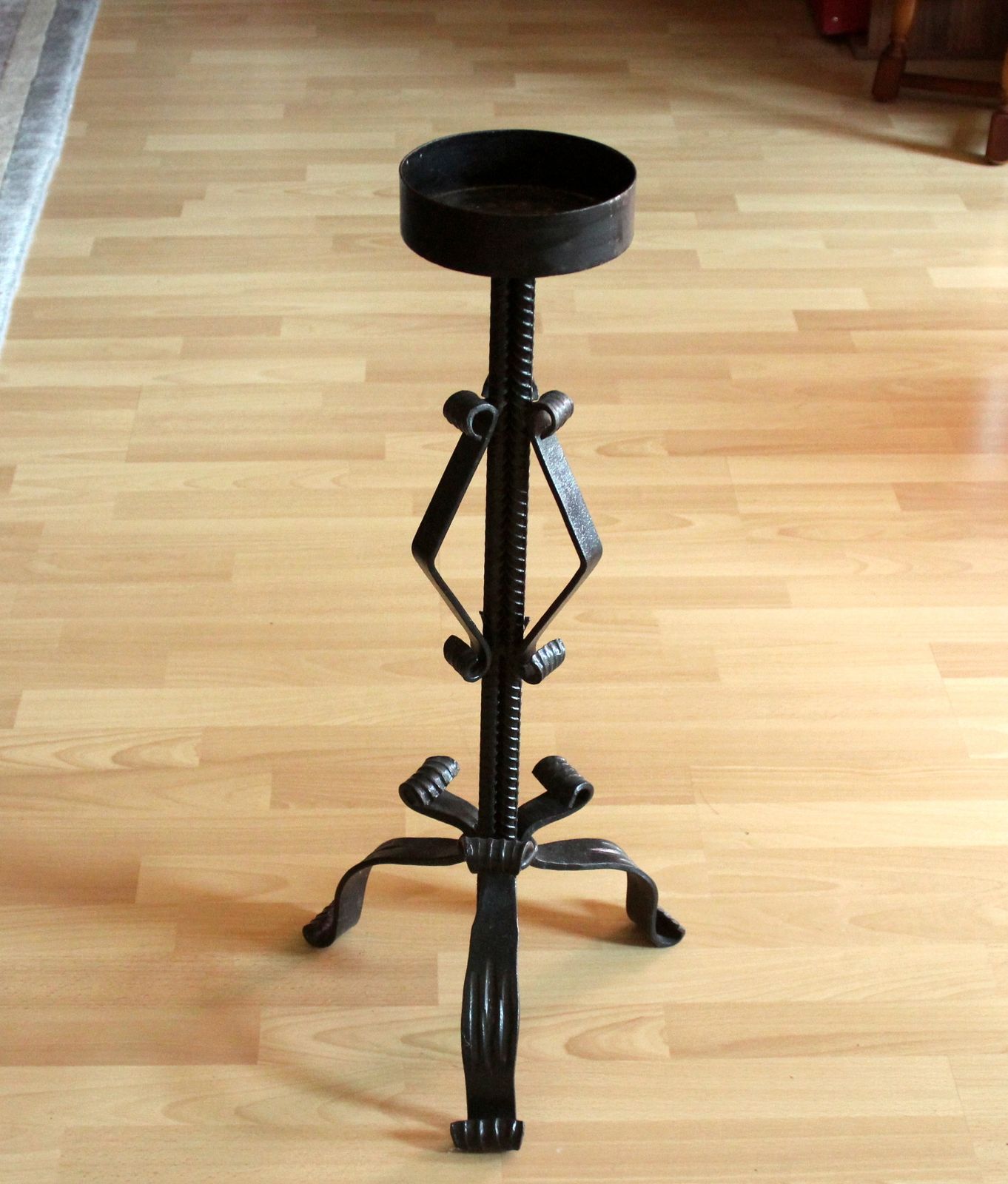 Smeedijzeren kandelaar, zwaar en handgemaakt voor grotere kaarsen – hoogte ca. 68 cm