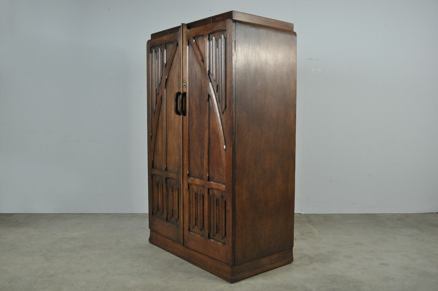 Unieke houten kledingkast uit de jaren 1930, Art Nouveau-stijl. photo Meubels