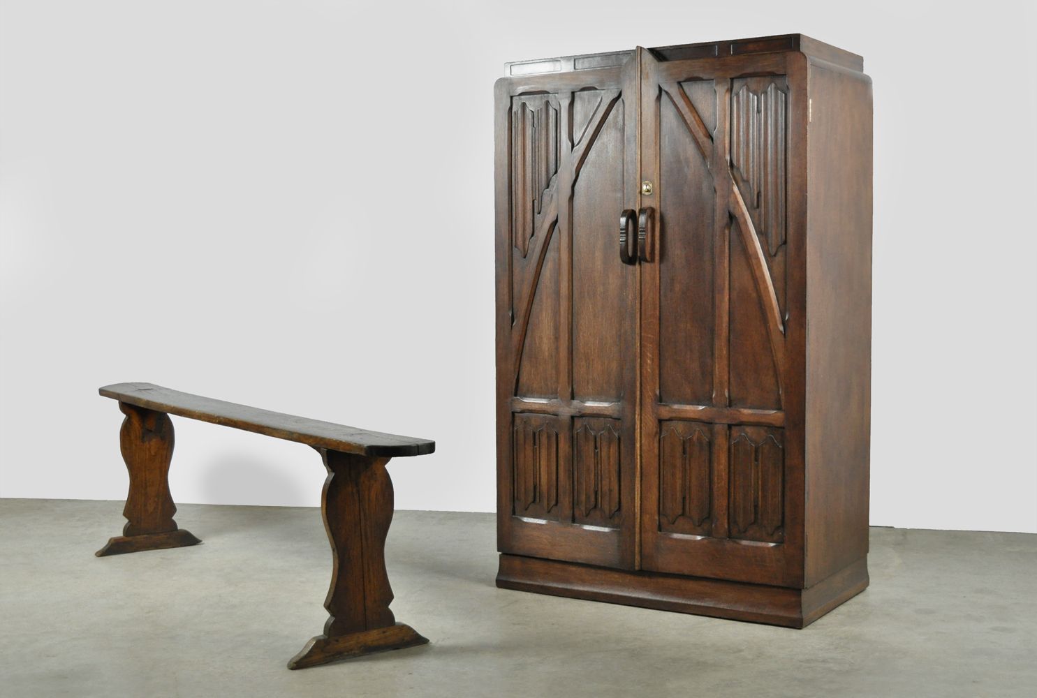 Meubels Unieke houten kledingkast uit de jaren 1930, Art Nouveau-stijl. photo