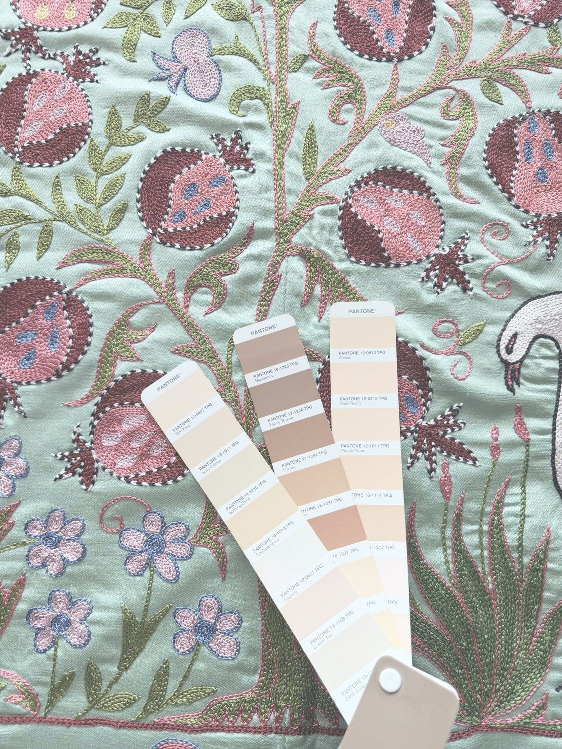 Grande suzani brodée à la main, décor mural, coloris beige neutre, 105 x 190 cm photo buy