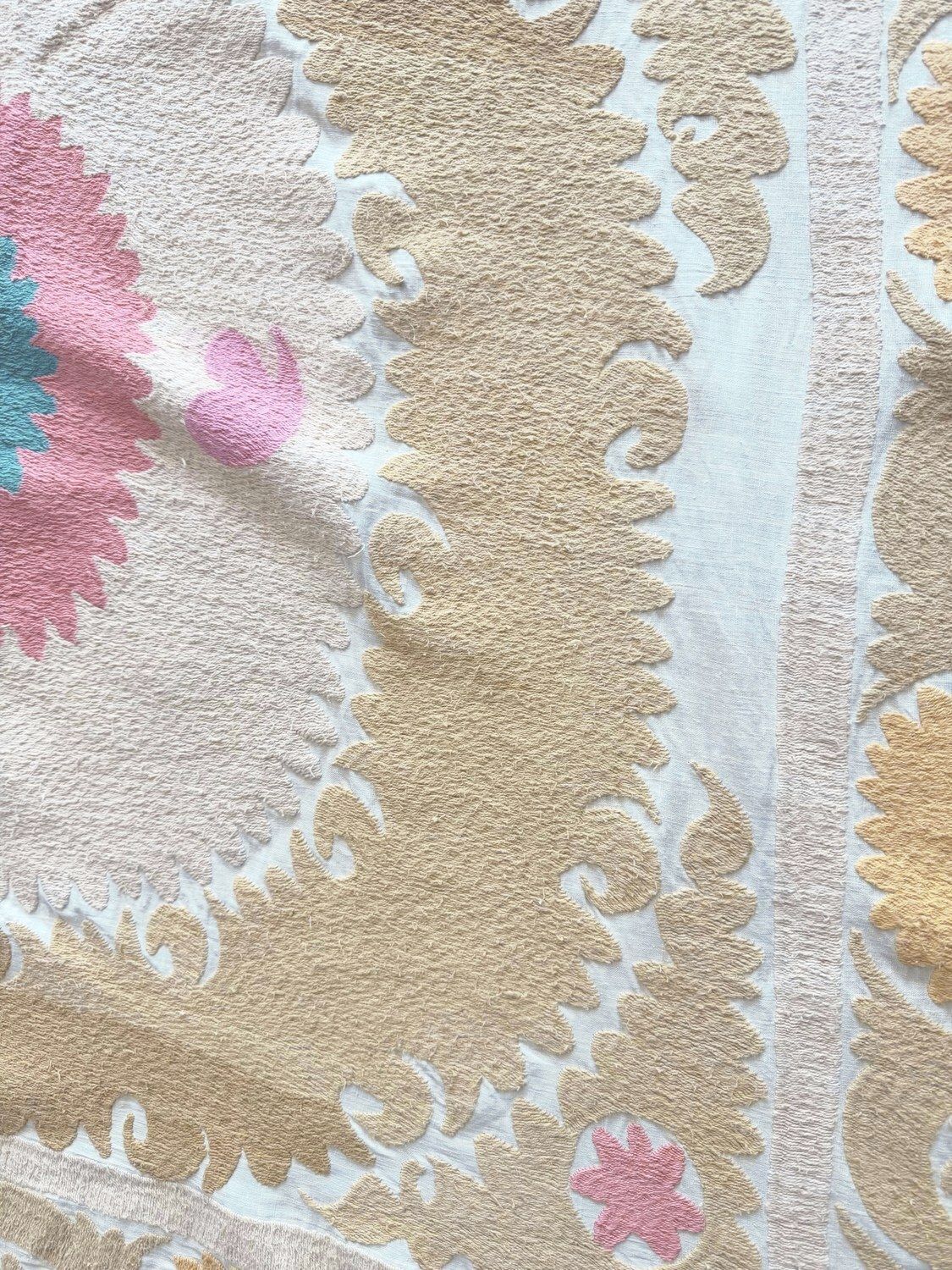 Suzani Tribal Textiel, Neutraal Beige Oezbeeks Tafelkleed, 120 x 138 cm photo vinterior