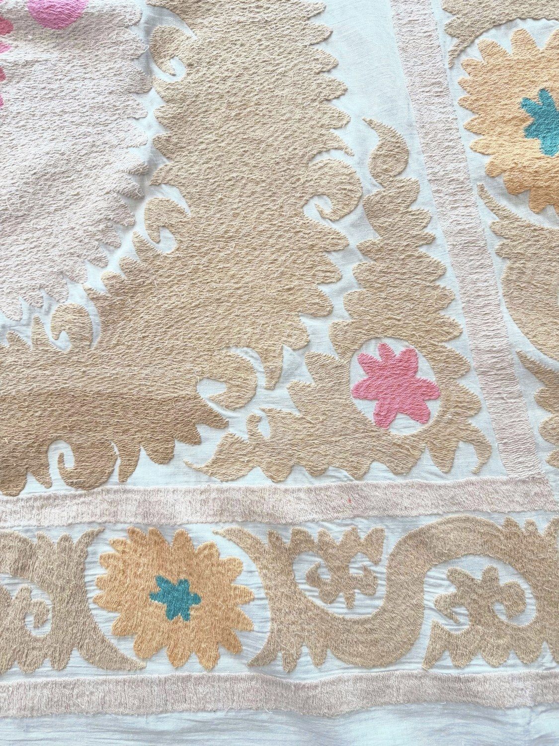 photo furniture Suzani Tribal Textiel, Neutraal Beige Oezbeeks Tafelkleed, 120 x 138 cm