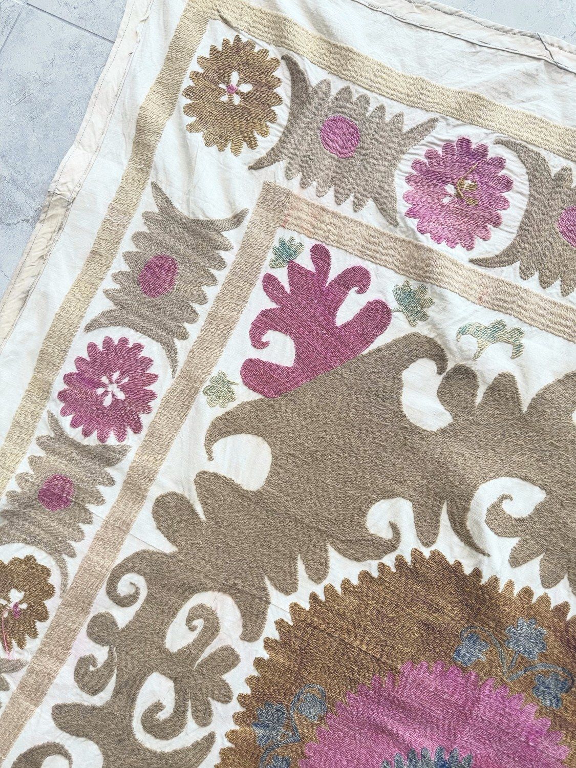 Suzani Tapestry Rode Tashkent Borduurwerk 121 x 133 cm photo vinterior