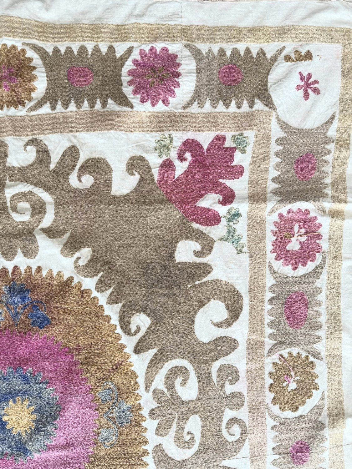 photo furniture Suzani Tapestry Rode Tashkent Borduurwerk 121 x 133 cm