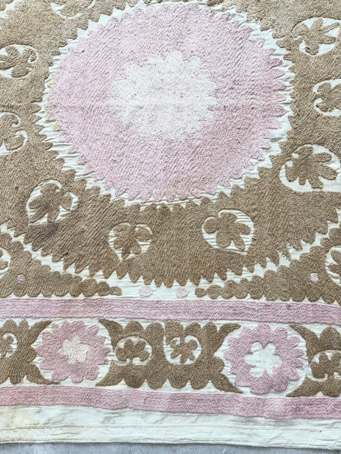 Neutrale Beige Suzani Textiel Wanddecoratie 123 x 124 cm photo for sale