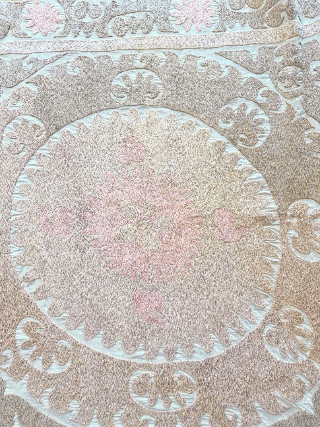 Suzani wanddecoratie, neutraal beige Oezbeeks tafelkleed, 123 x 132 cm photo furniture
