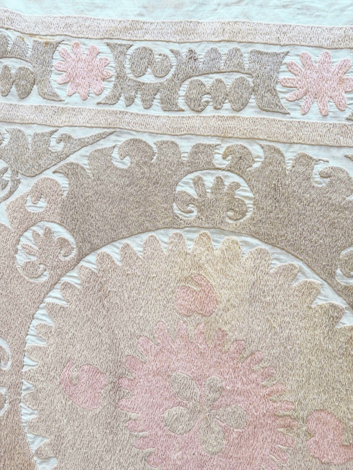Suzani wanddecoratie, neutraal beige Oezbeeks tafelkleed, 123 x 132 cm photo buy