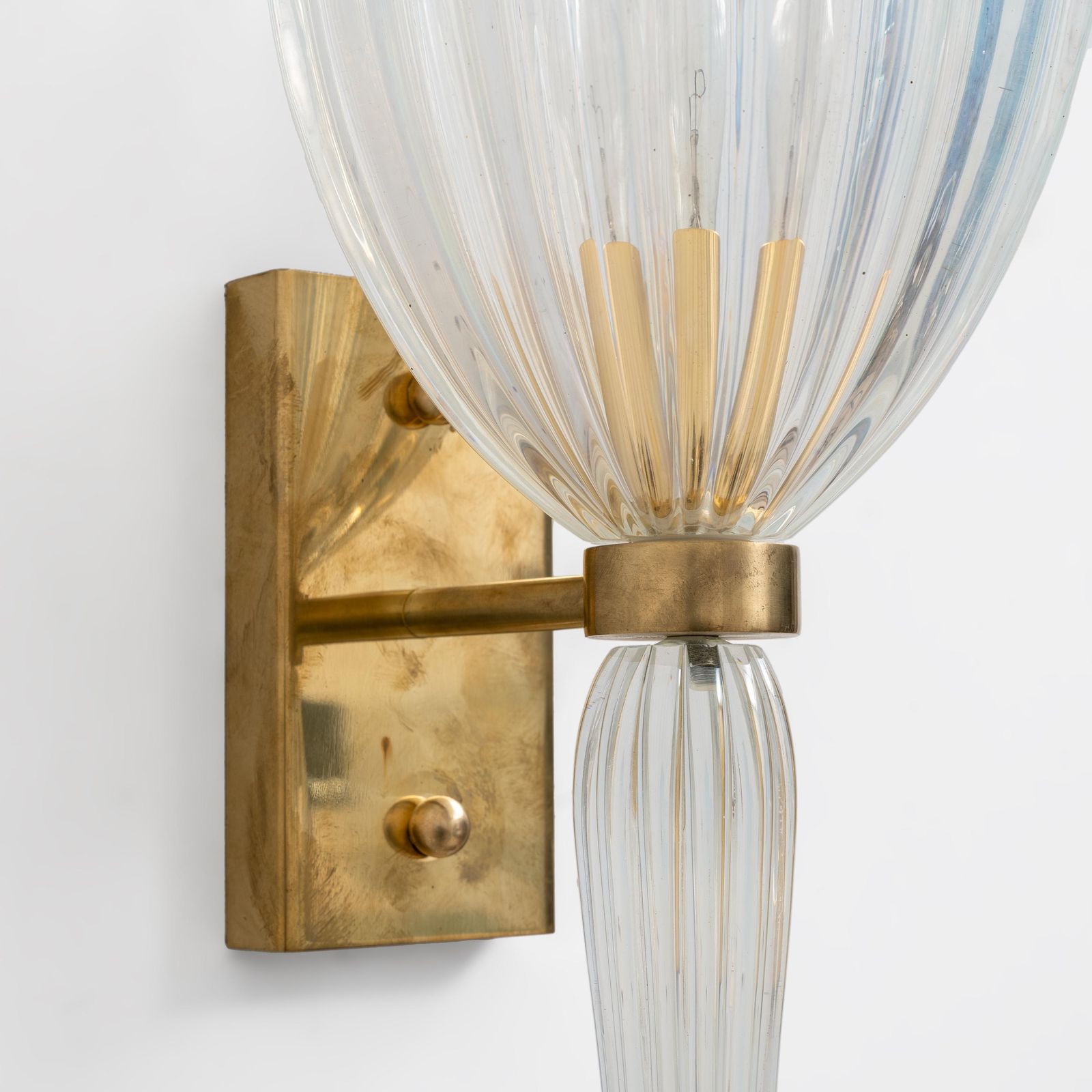 Paar Italiaanse Murano-wandlampen van iriserend glas en messing photo vintage