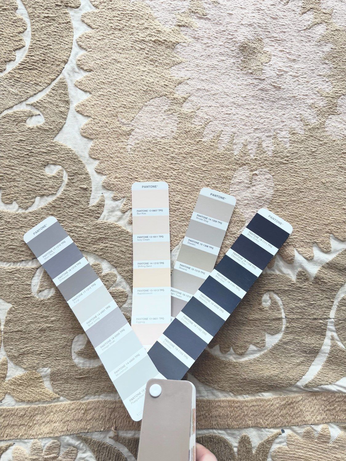 photo furniture Tenture murale suzani brodée, coloris beige neutre, Ouzbékistan, 123 x 144 cm