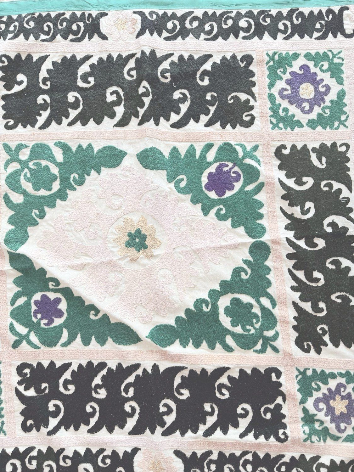 Suzani d'Asie centrale, décoration murale, coloris beige neutre - 124 x 124 cm photo furniture