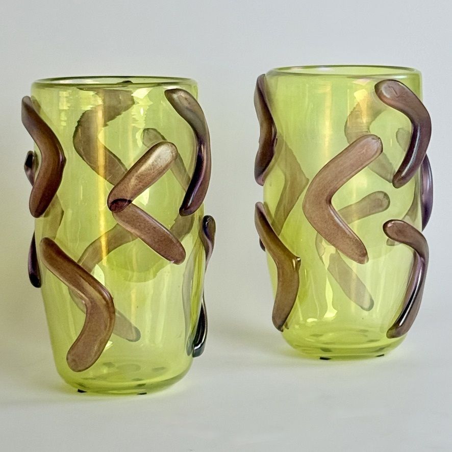 Paire de vases en verre de Murano jaune citron à applications violettes, fin du XXe siècle photo furniture