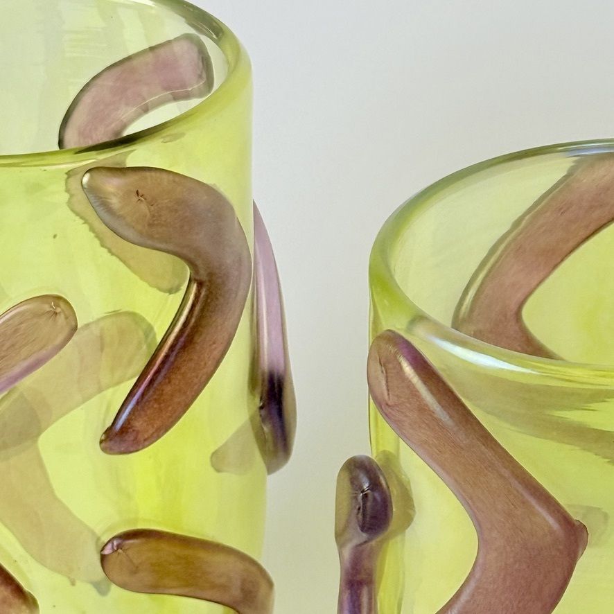 Paire de vases en verre de Murano jaune citron à applications violettes, fin du XXe siècle photo Décoration