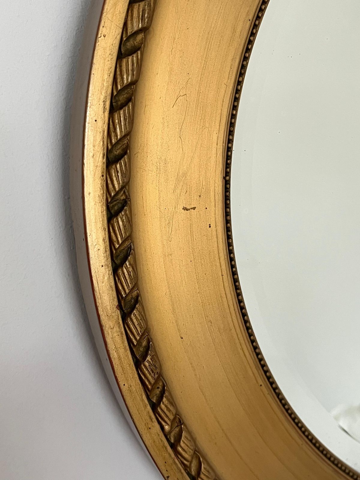 Ovale wandspiegel, vergulde lijst met touw- en kralendetail, facetglas, ca. 1890 photo vintage