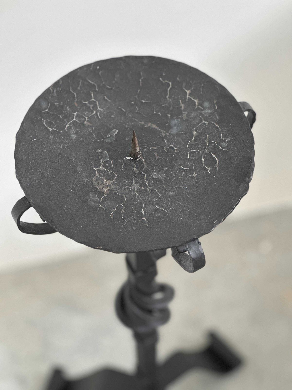 photo furniture Handgesmeed smeedijzeren kandelaarsstandaard, midden 20e eeuw