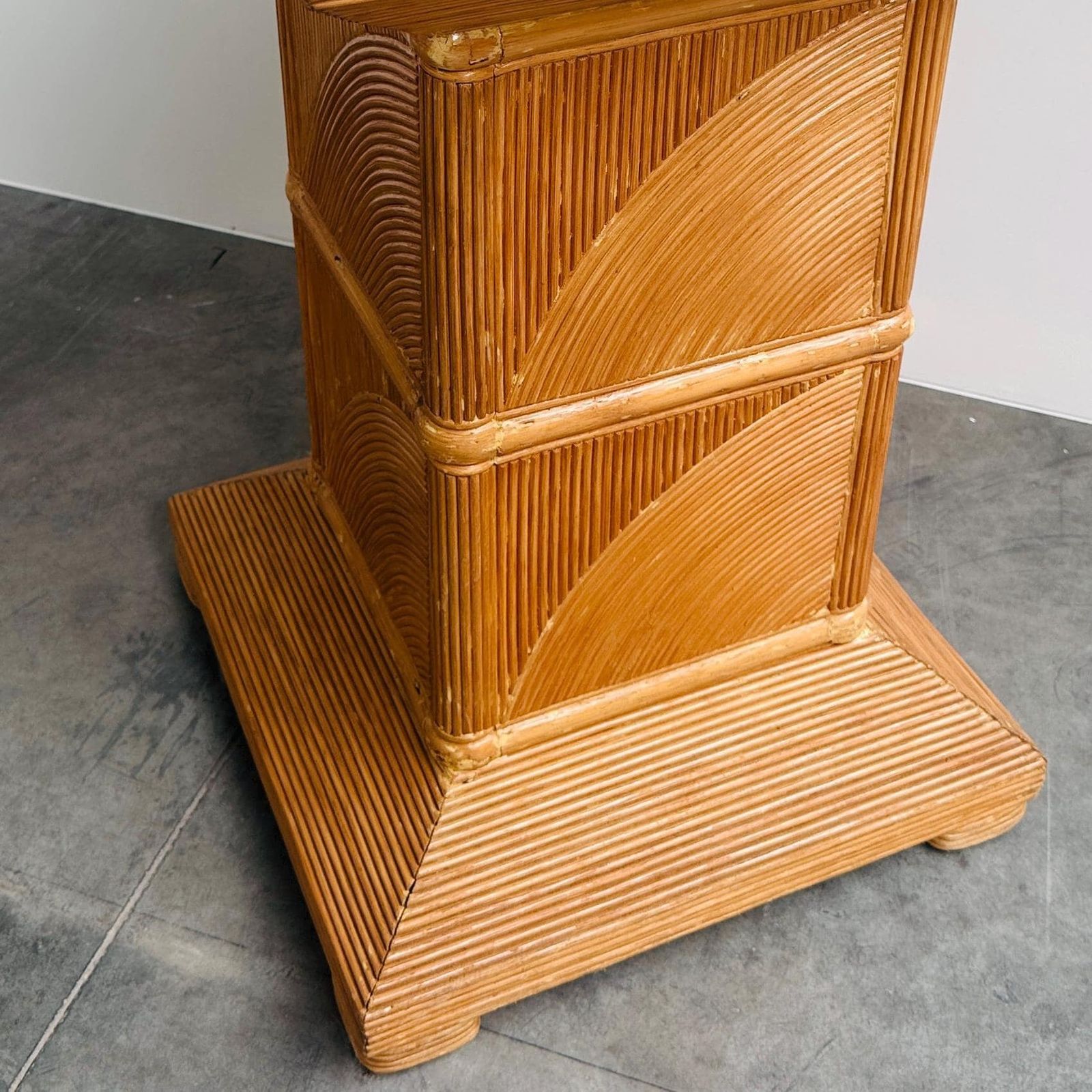 Frans voetstuk van gespleten bamboe, jaren 1970 photo Woonaccessoires