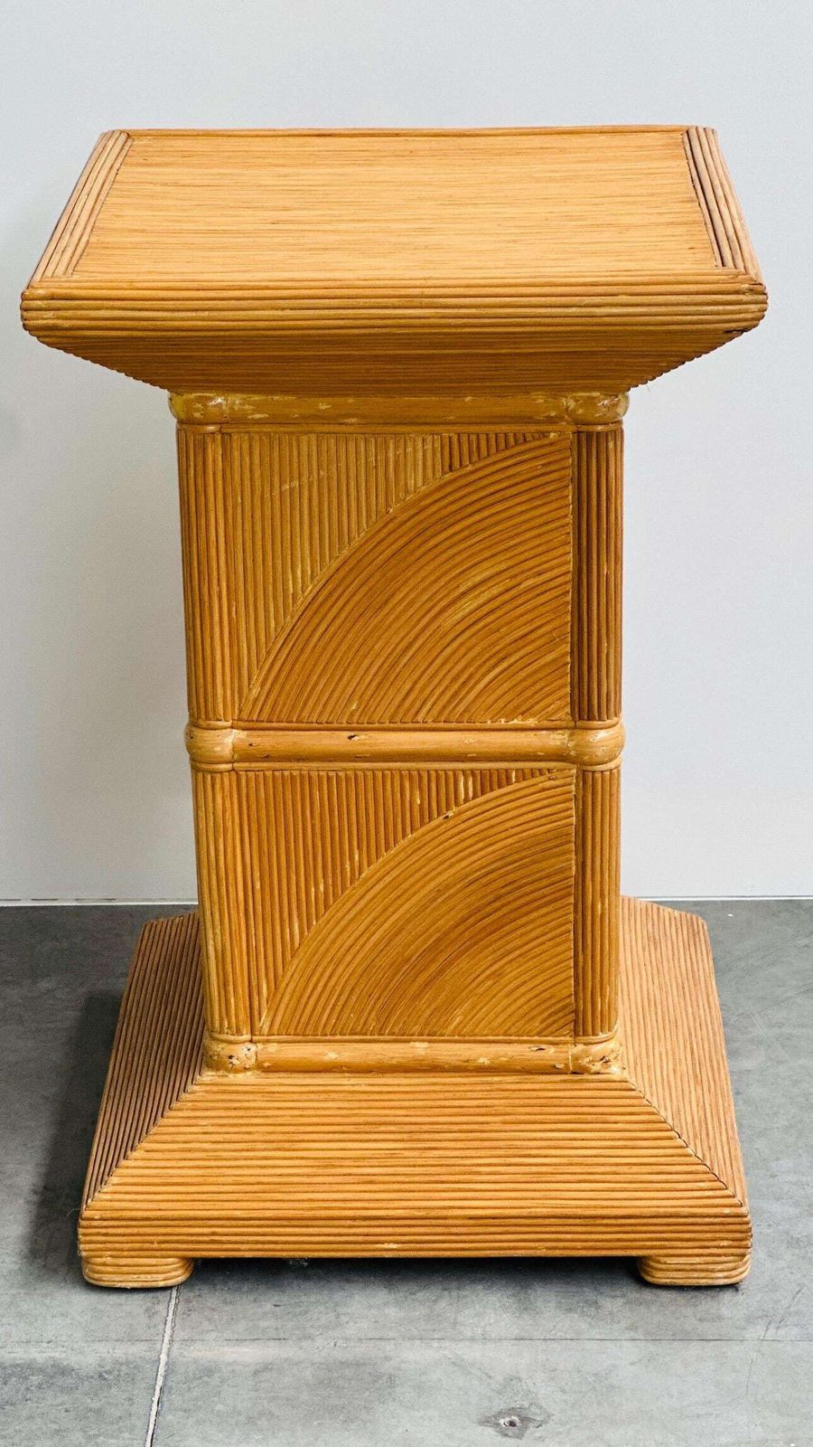 photo for sale Frans voetstuk van gespleten bamboe, jaren 1970