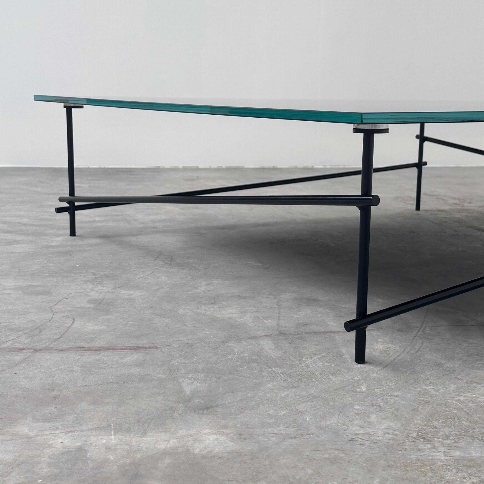 Minimalistische salontafel van zwart glas met industrieel metalen onderstel photo 997.0