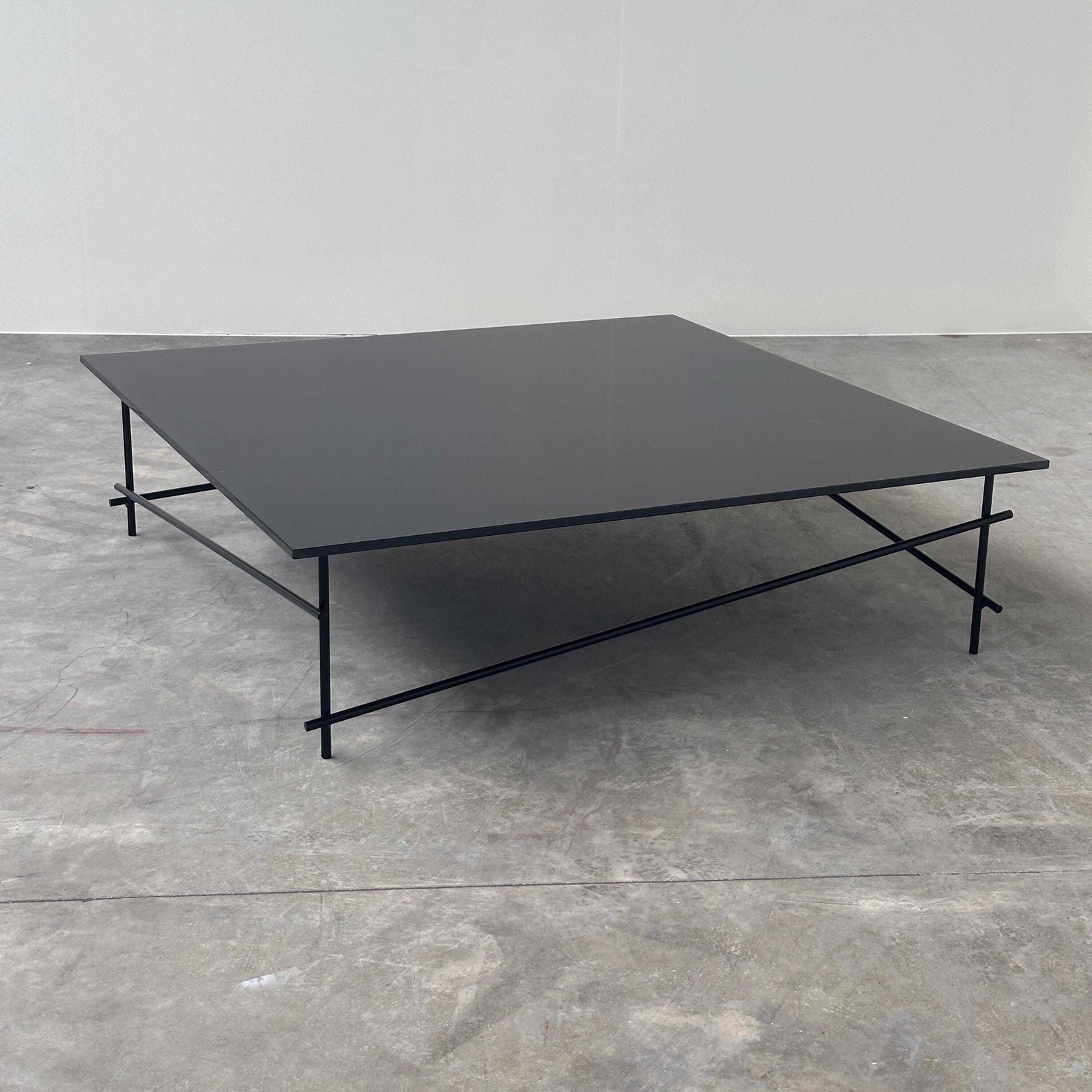 photo furniture Minimalistische salontafel van zwart glas met industrieel metalen onderstel