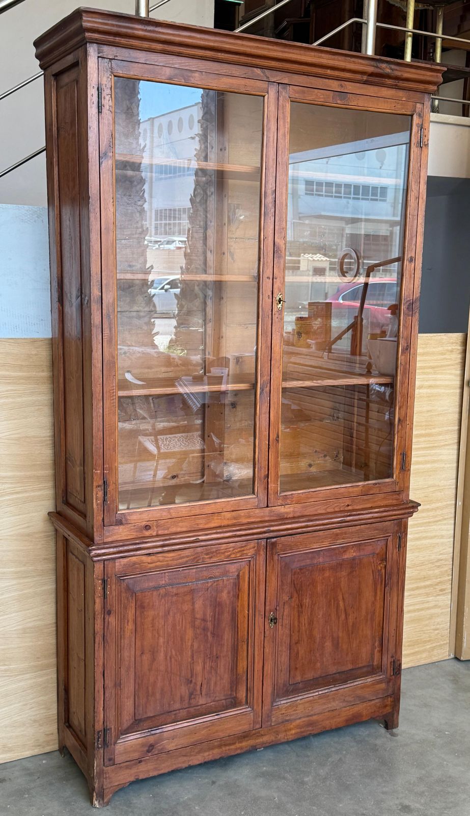 Vitrine de style provincial français avec rangement inférieur et trois étagères photo Mobilier