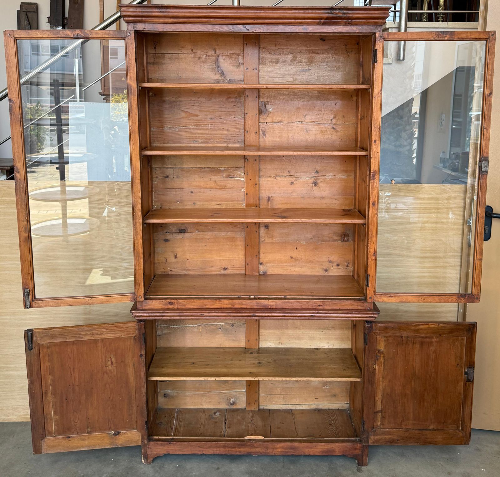 Vitrine de style provincial français avec rangement inférieur et trois étagères photo buy
