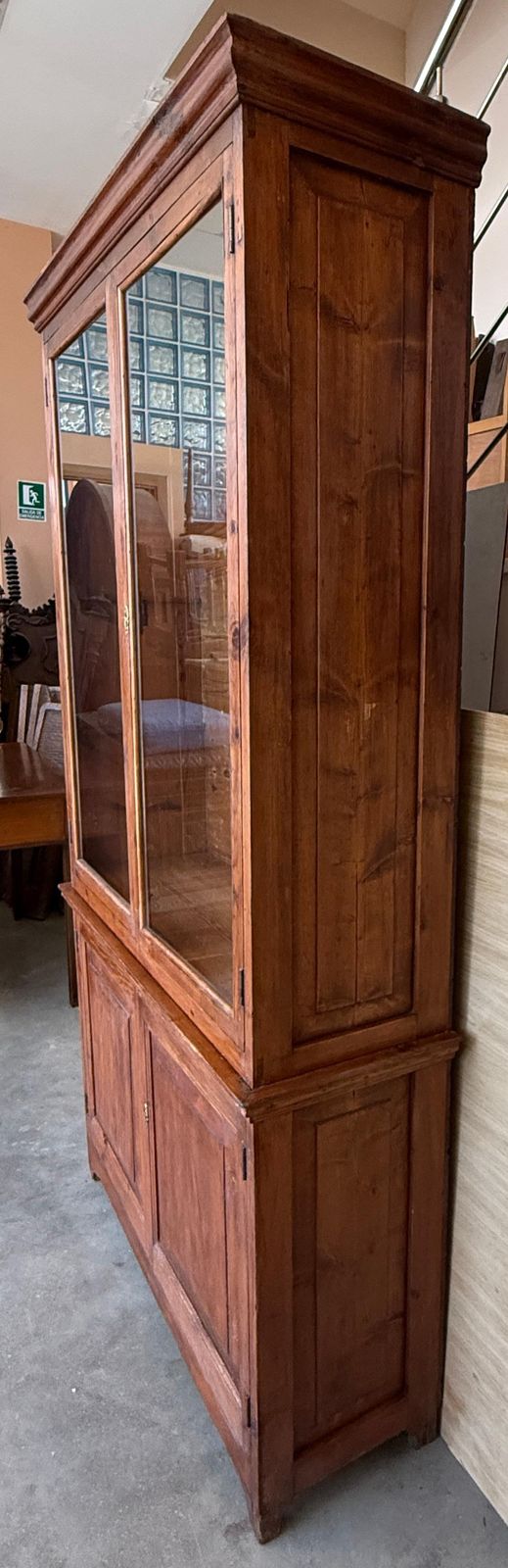 Mobilier Vitrine de style provincial français avec rangement inférieur et trois étagères photo