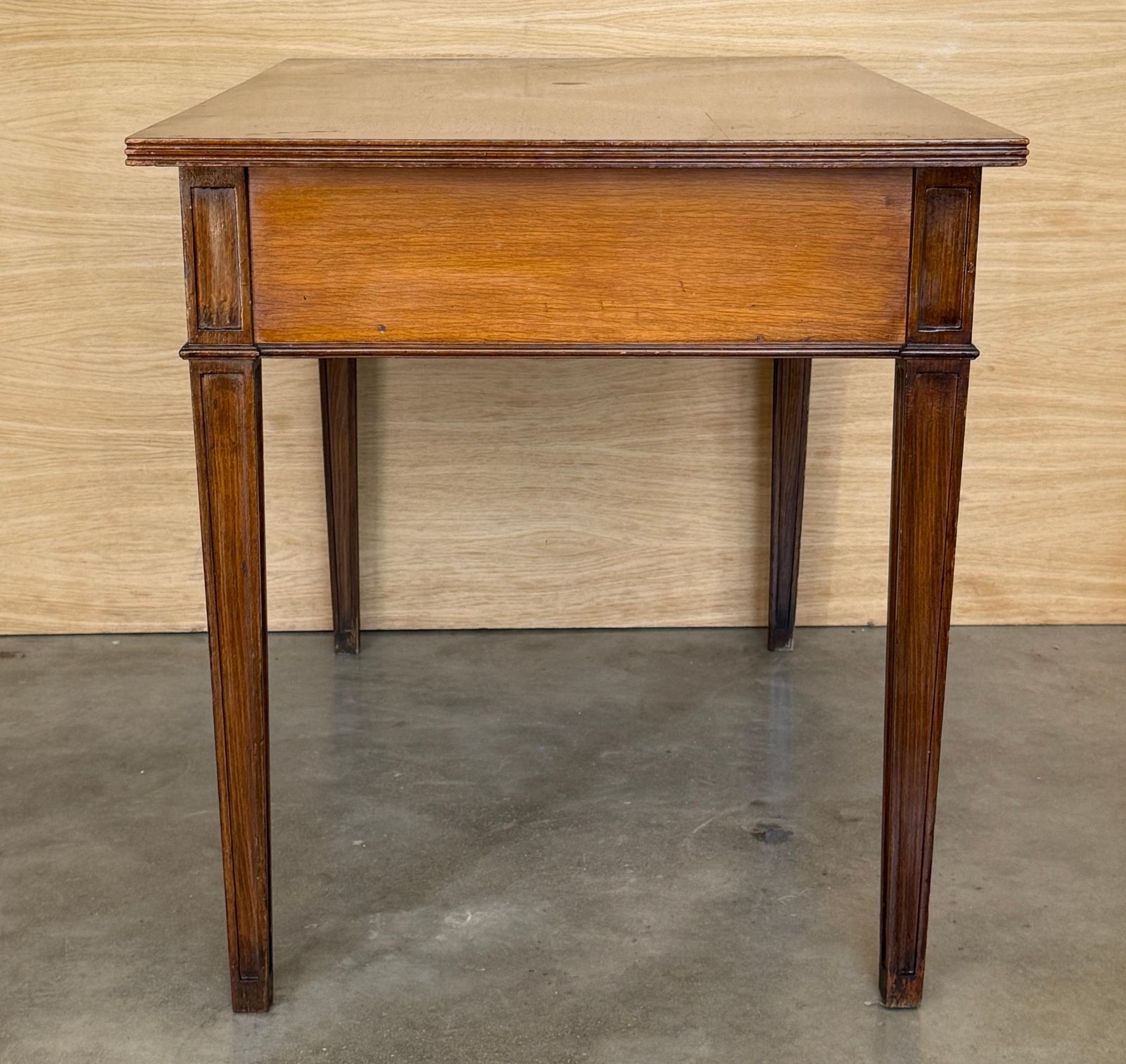 2512.0 Bureau à deux tiroirs de style classique français, en noyer foncé photo
