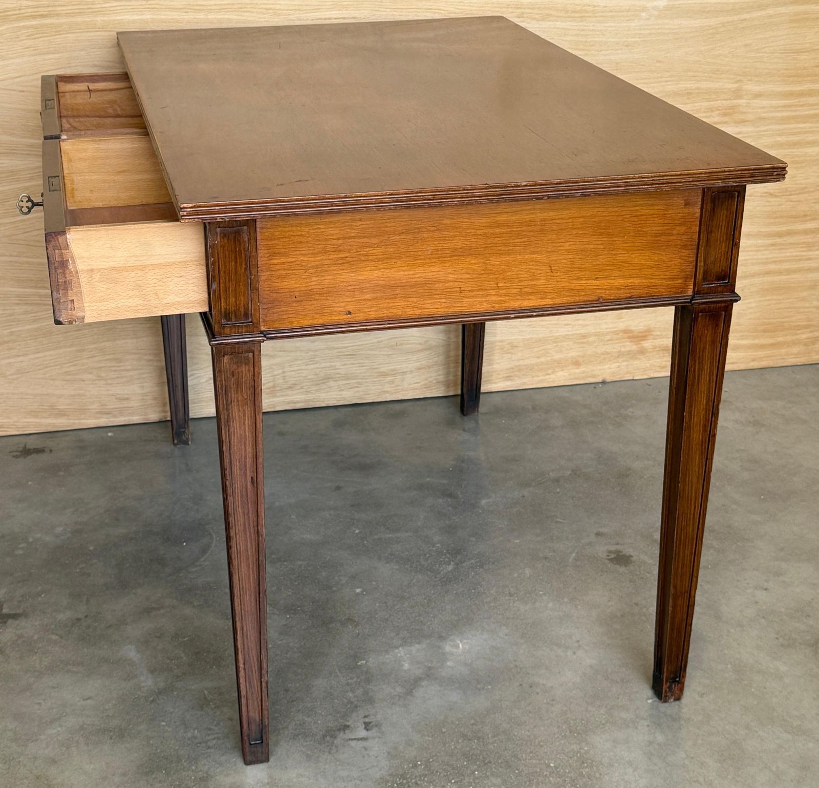 photo vintage Bureau à deux tiroirs de style classique français, en noyer foncé