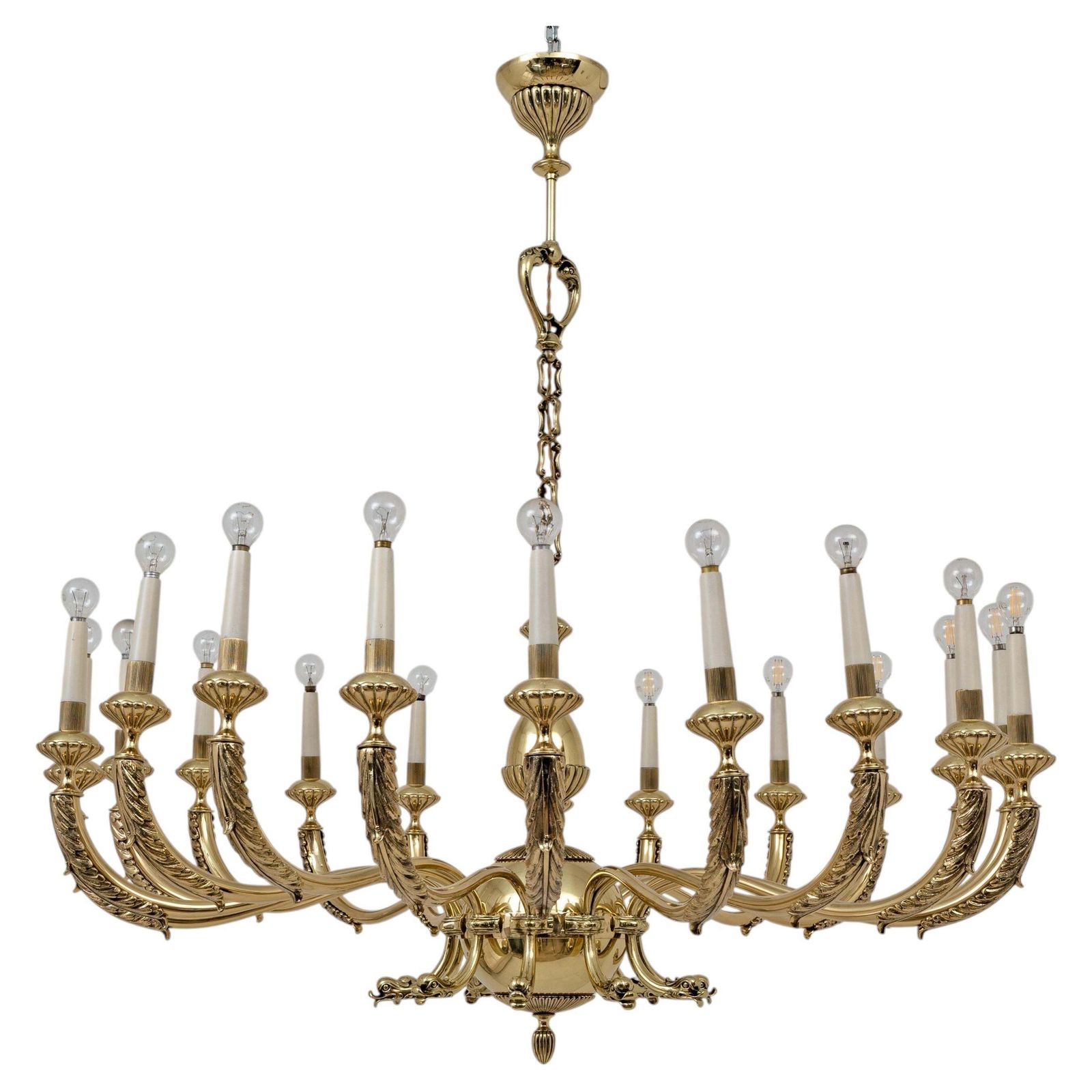 Italiaanse neoclassicistische stijl kroonluchter met 20 lichten in messing, ca. jaren 1950