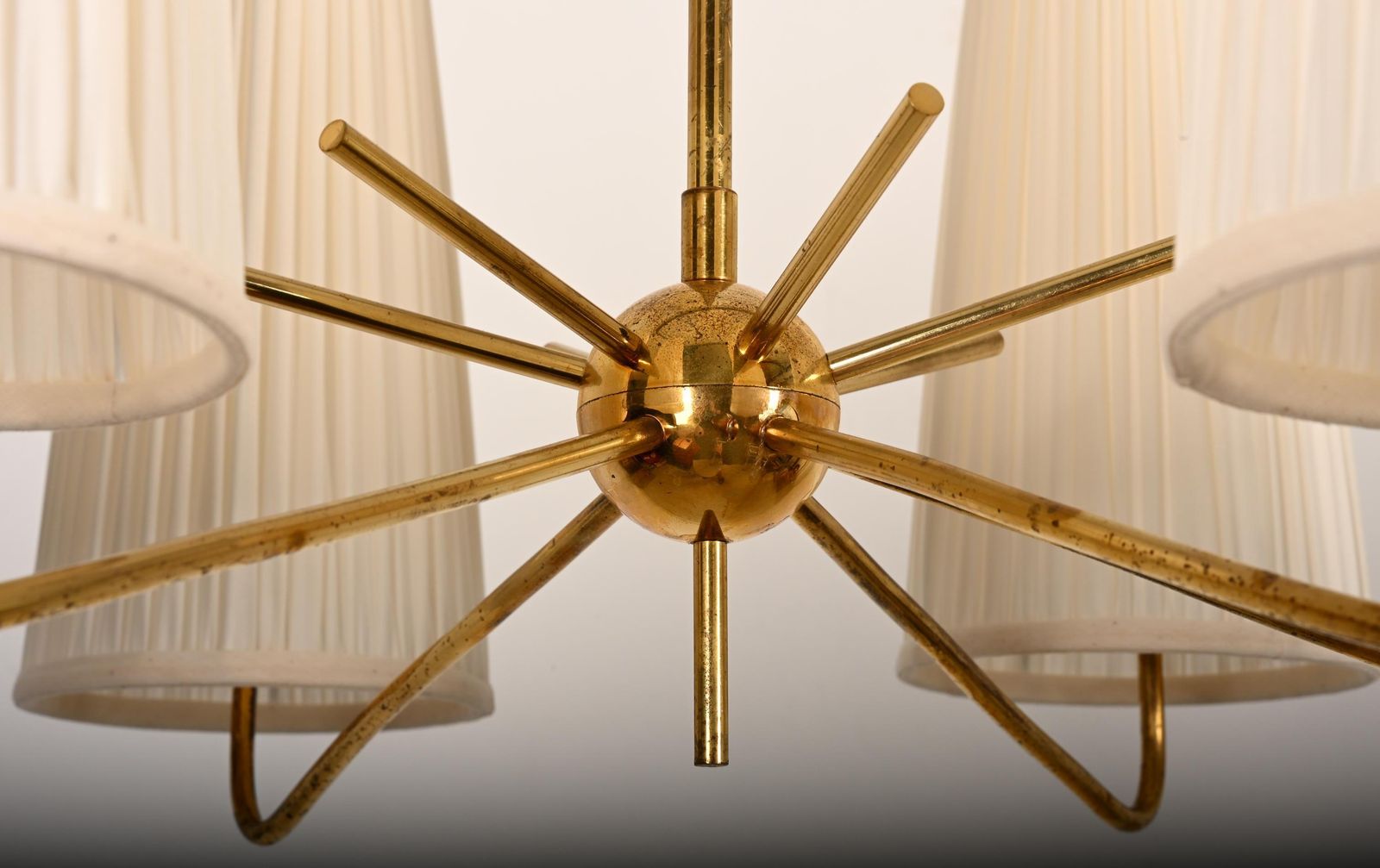 photo furniture Mid-century messing kroonluchter van Rupert Nikoll met zijden kappen