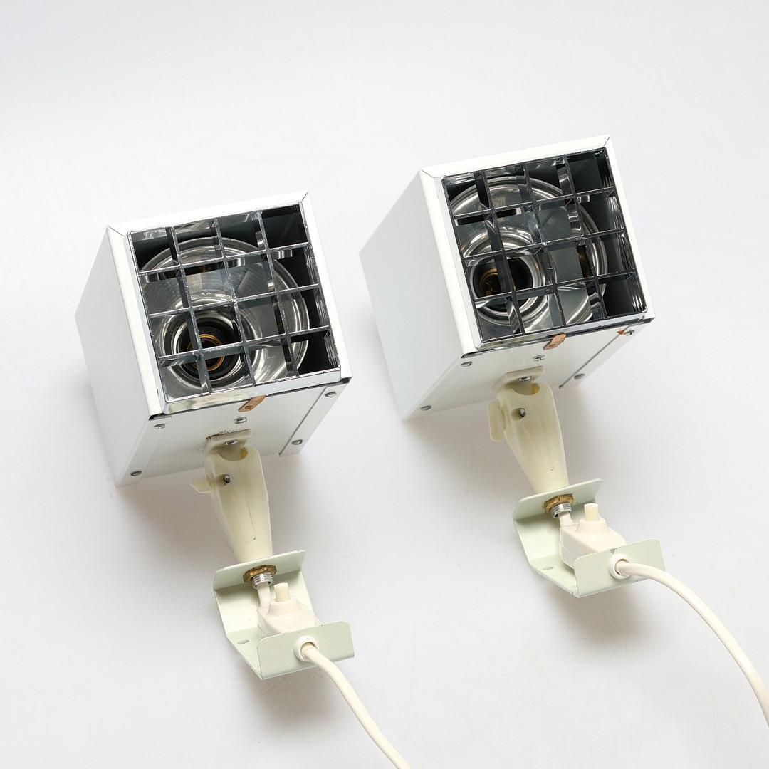 photo vinterior Een paar witte Hans Agne Jakobsson wandlampen "Kuben" – Elidus model 7078