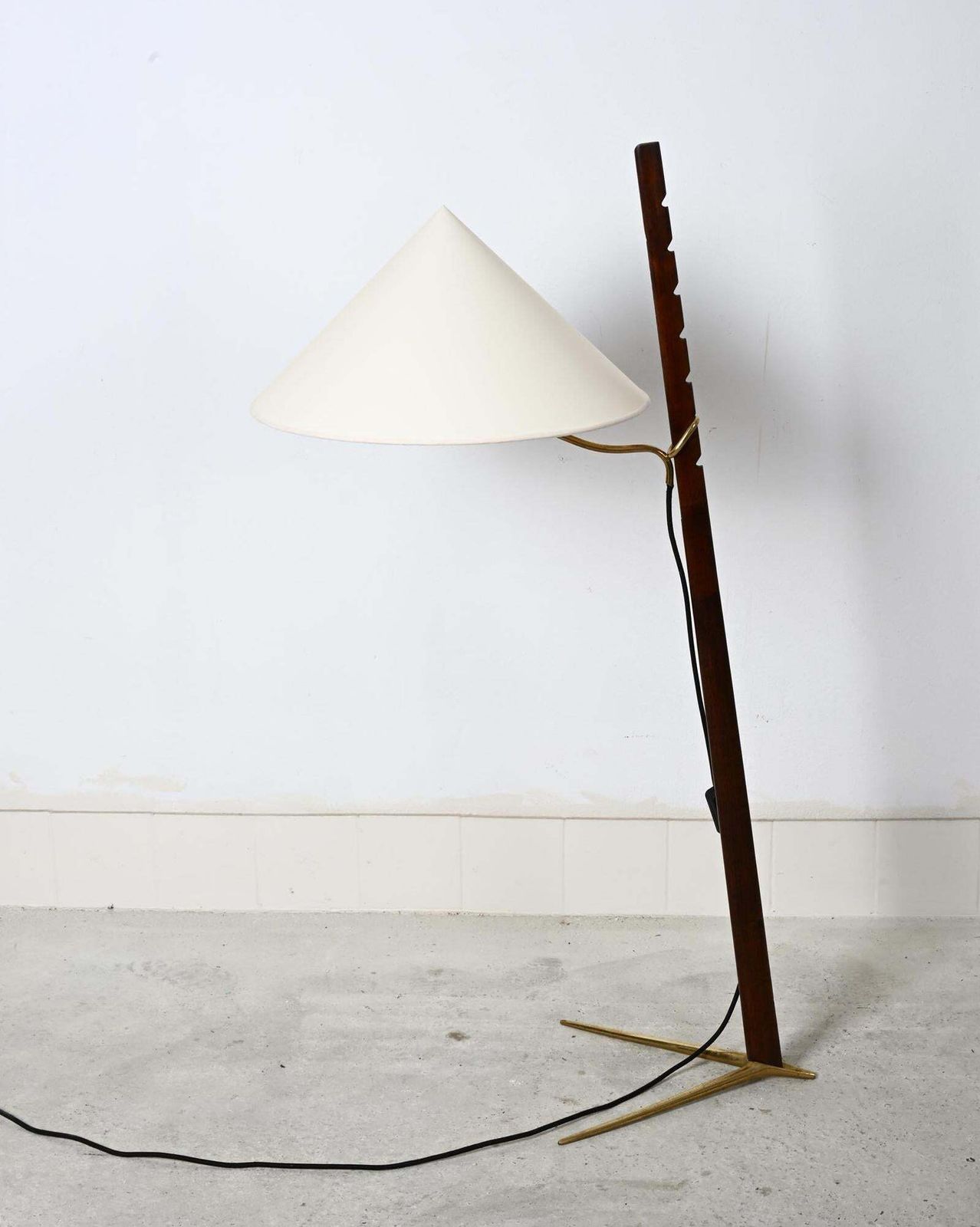 photo furniture Zeldzame verstelbare mid-century vloerlamp van Rupert Nikoll