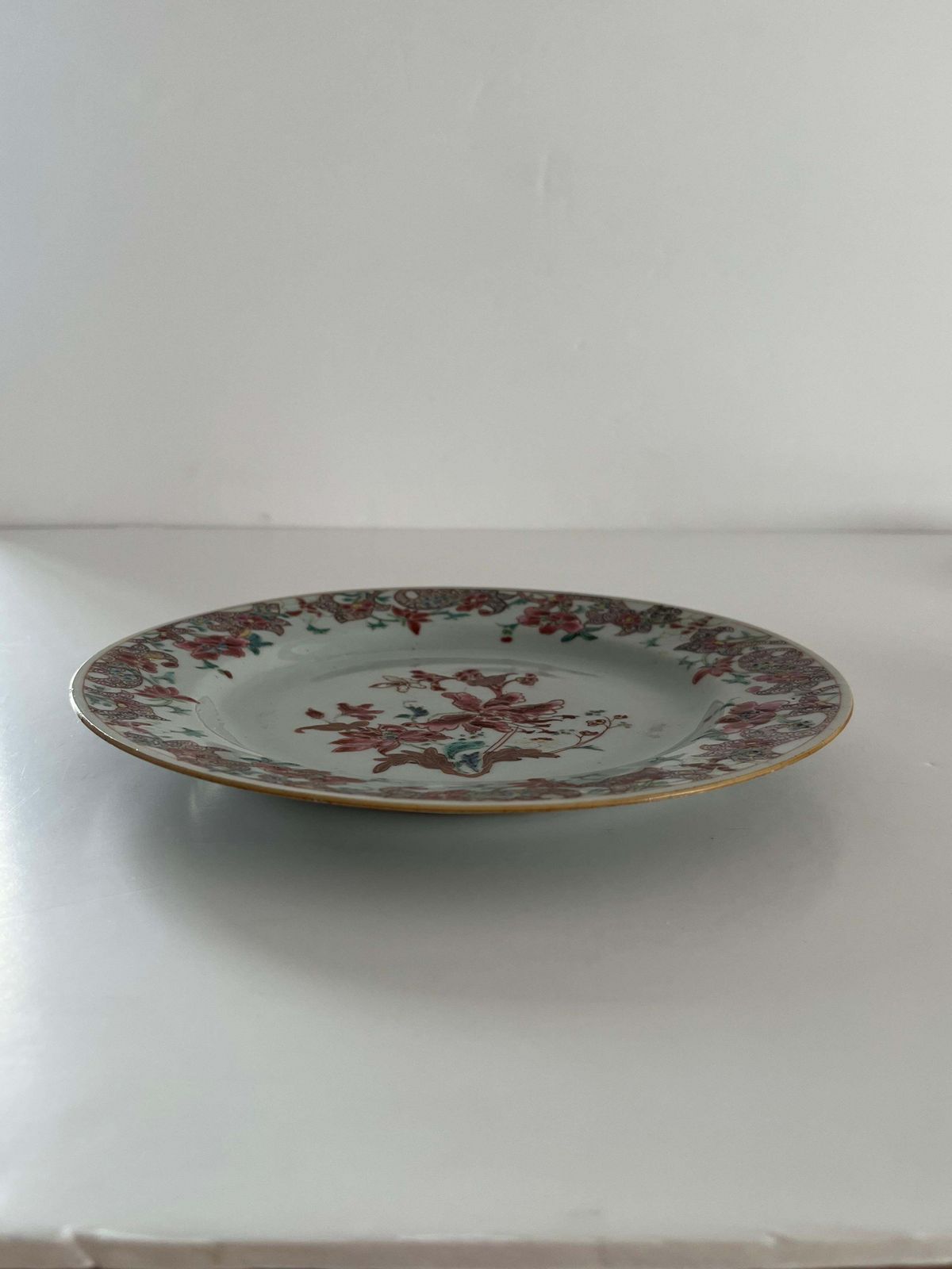 Handgeschilderd Chinees porseleinen bord met pioenen, Qing Yongzheng ca. 1730 photo Woonaccessoires