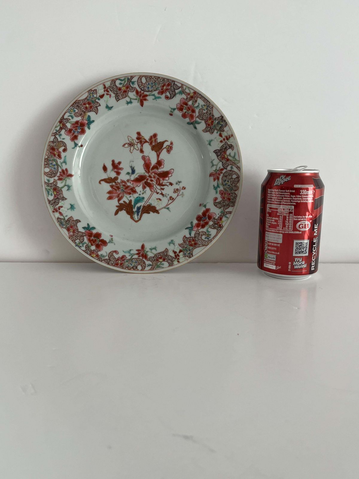 450.0 Handgeschilderd Chinees porseleinen bord met pioenen, Qing Yongzheng ca. 1730 photo