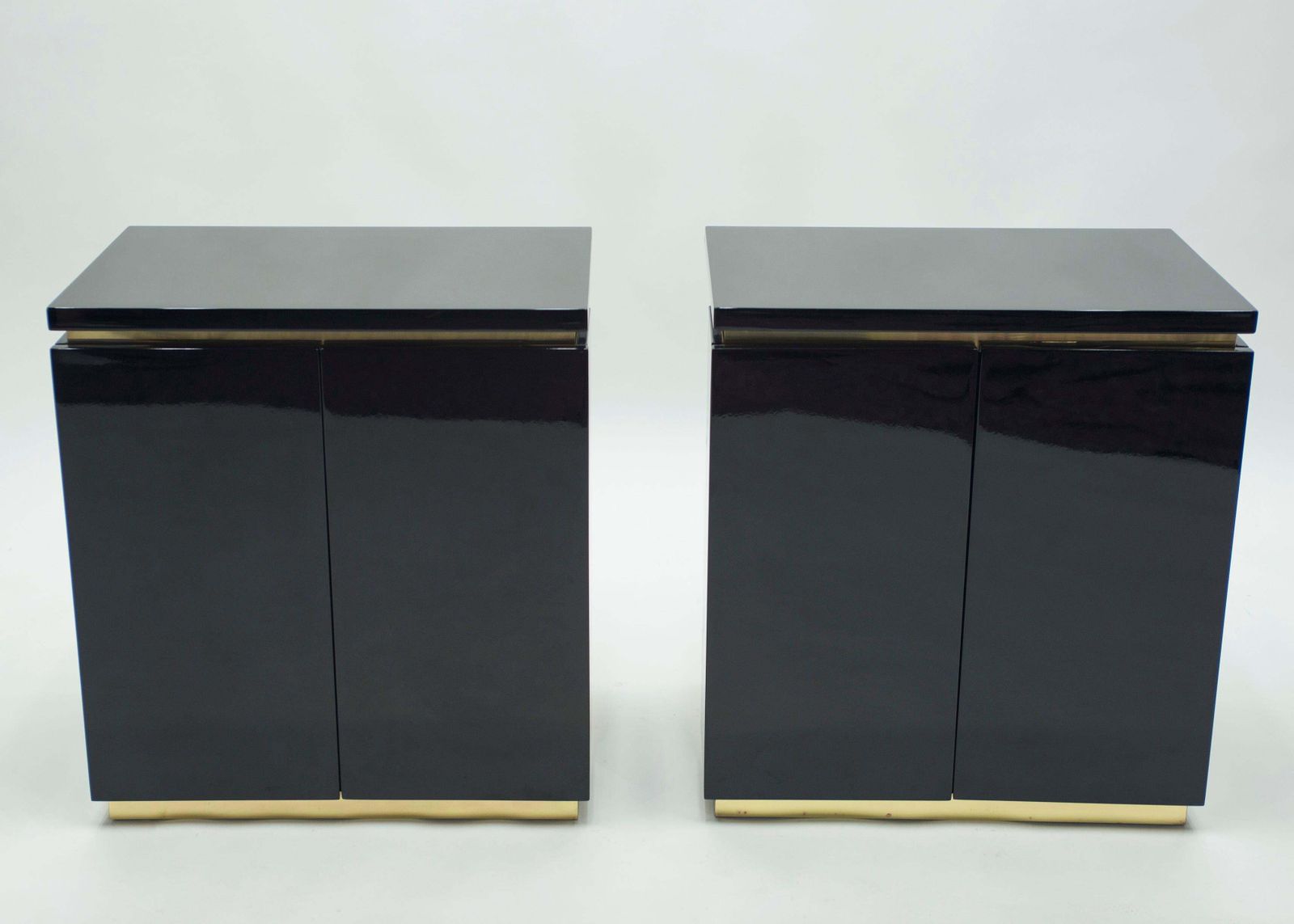 Paire de petites commodes en laque noire, par J.C. Mahey, années 1970 photo furniture